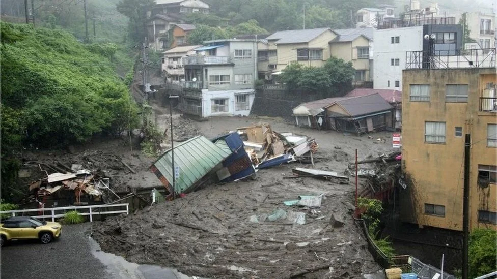 2 dead and 20 missing after a mudslide in Atami city Japan
