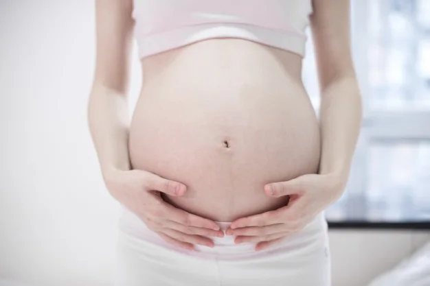 bedroom-pregnant-relaxing-joyful-belly_1112-949.jpg