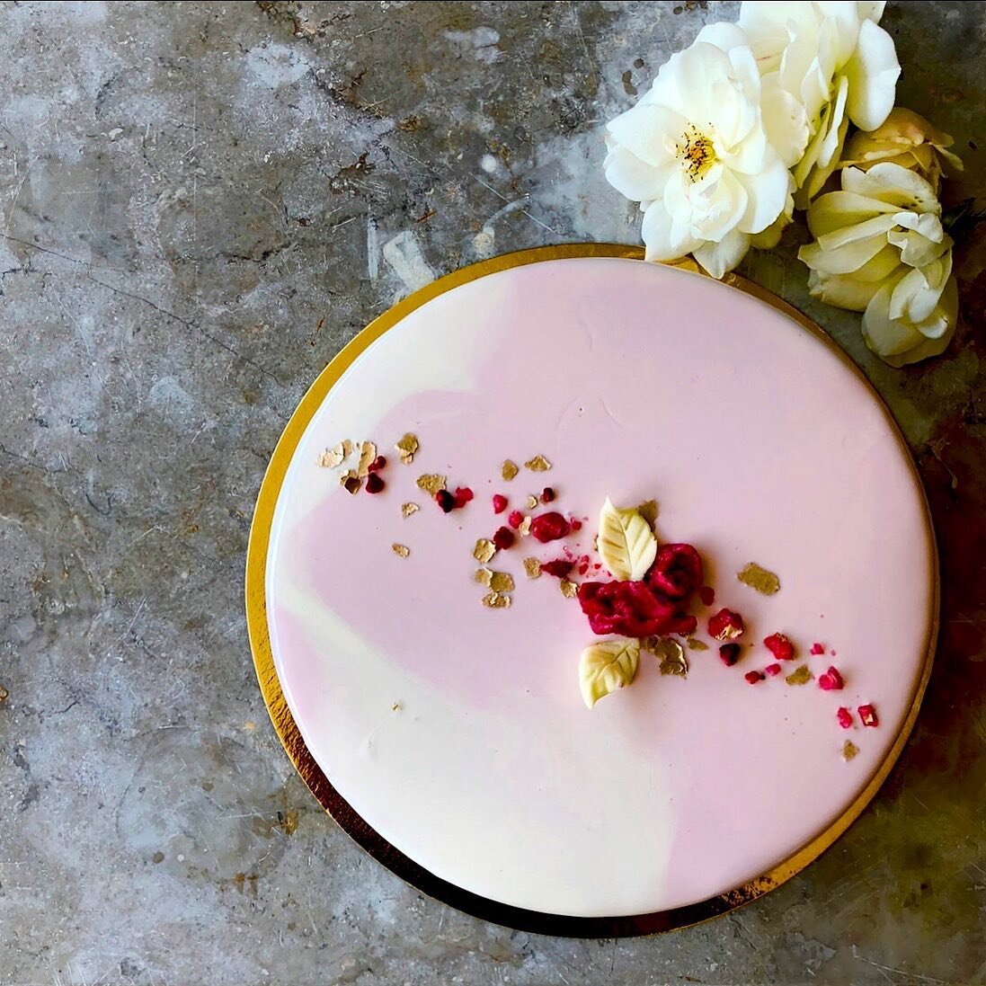 🌸🥂MOTHER&rsquo;S DAY🥂 🌸 CHAMPAGNE &amp; ELDERFLOWER White Chocolate Mousse Cake. Layers of champagne, elderflower  and raspberry gelee with a silky white chocolate mousse on a gluten free vanilla sponge. Finished with a delicate pink mirror glaze