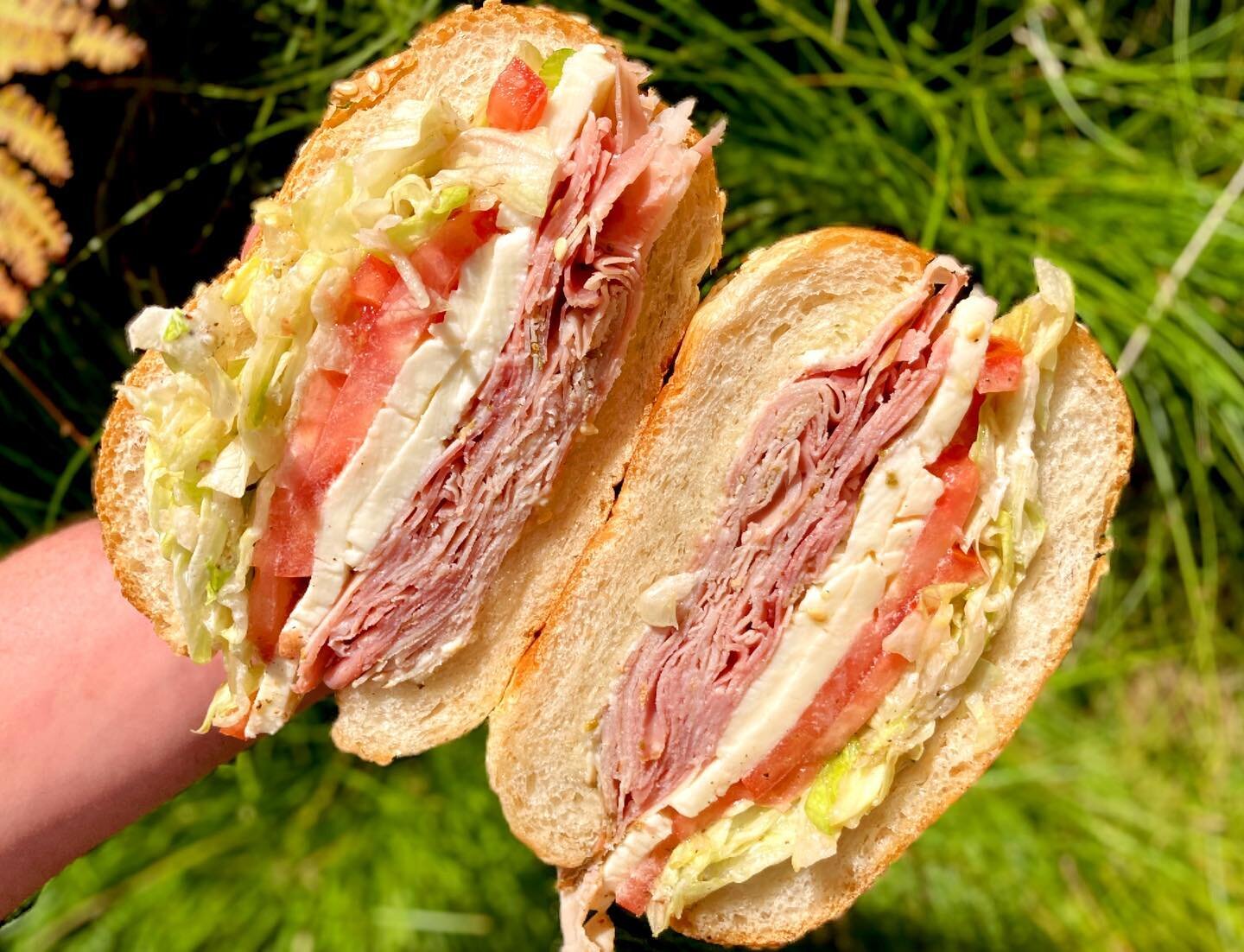 Foreshadowed in our last post about classic sandwiches, we dropped another new sammie on the main menu! This classic highlights our fave rosemary ham from @citterio_usa and of course our house-pulled fresh mozzarella. Say hello to Rosmarino - super f