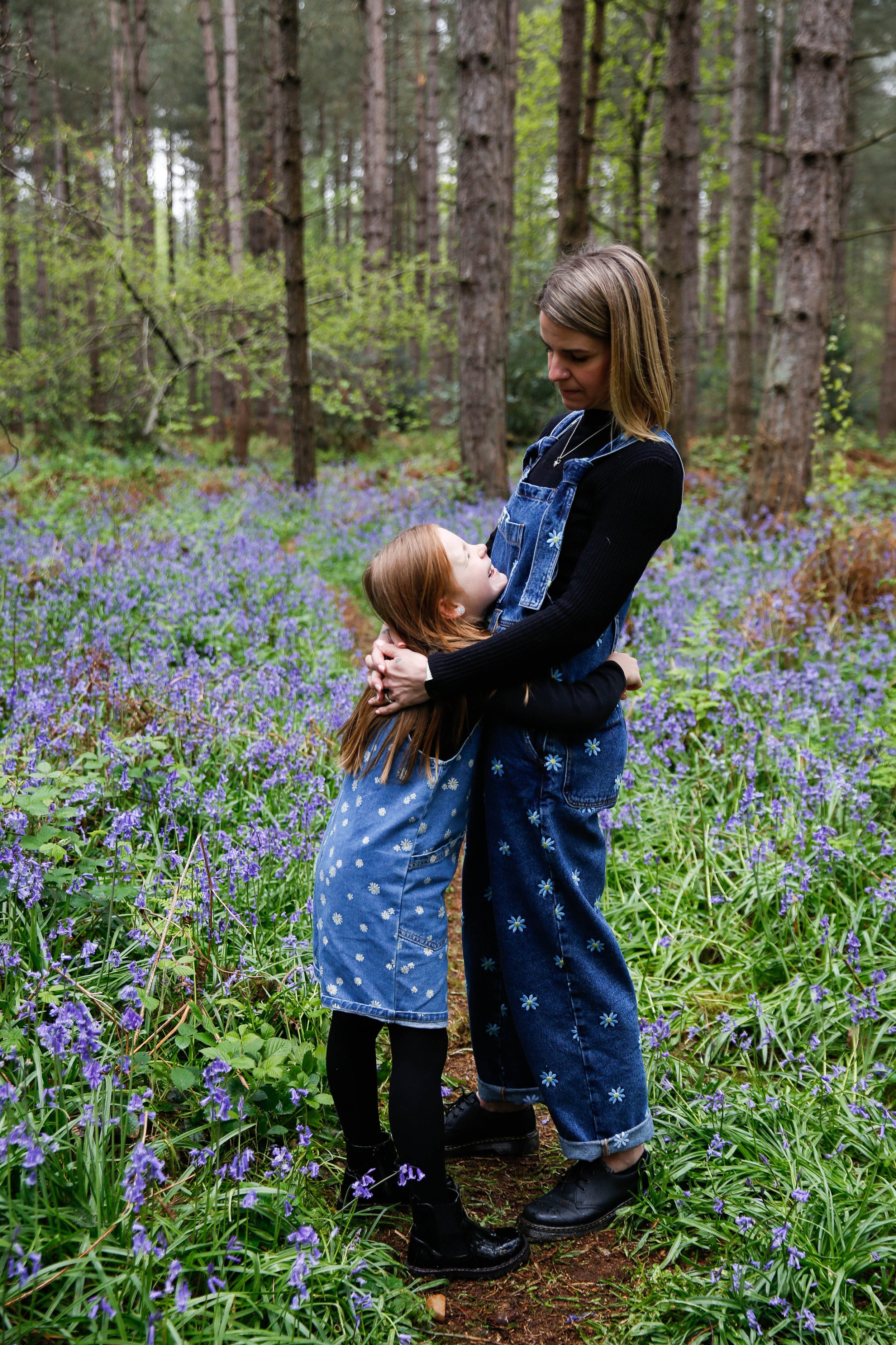 MUM AND DAUGHTER PHOTO SHOOT IN THE BLUEBELLS | BERKSHIRE PORTRAIT SHOOTS05 choice .JPG