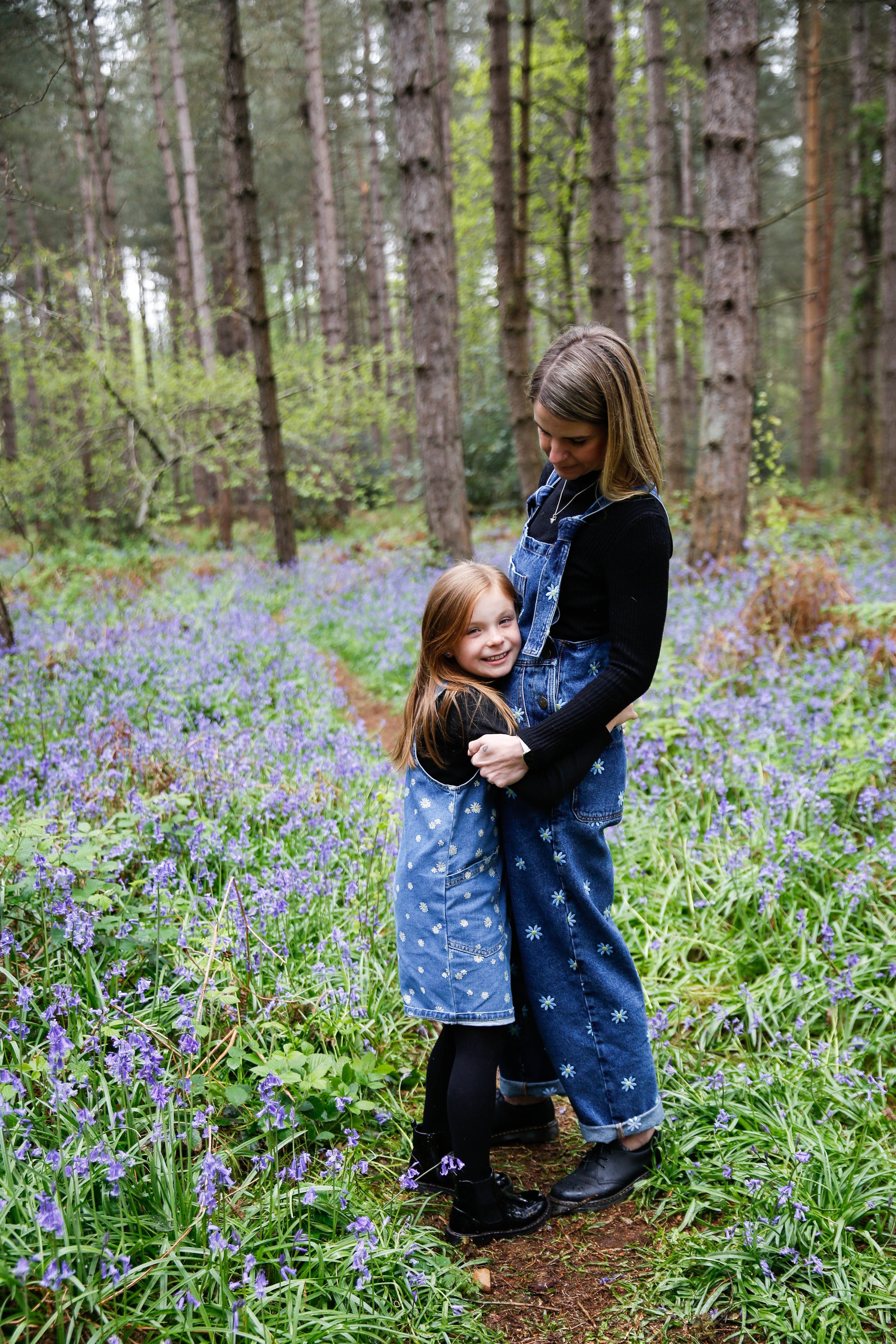 MUM AND DAUGHTER PHOTO SHOOT IN THE BLUEBELLS | BERKSHIRE PORTRAIT SHOOTS06 choice .JPG