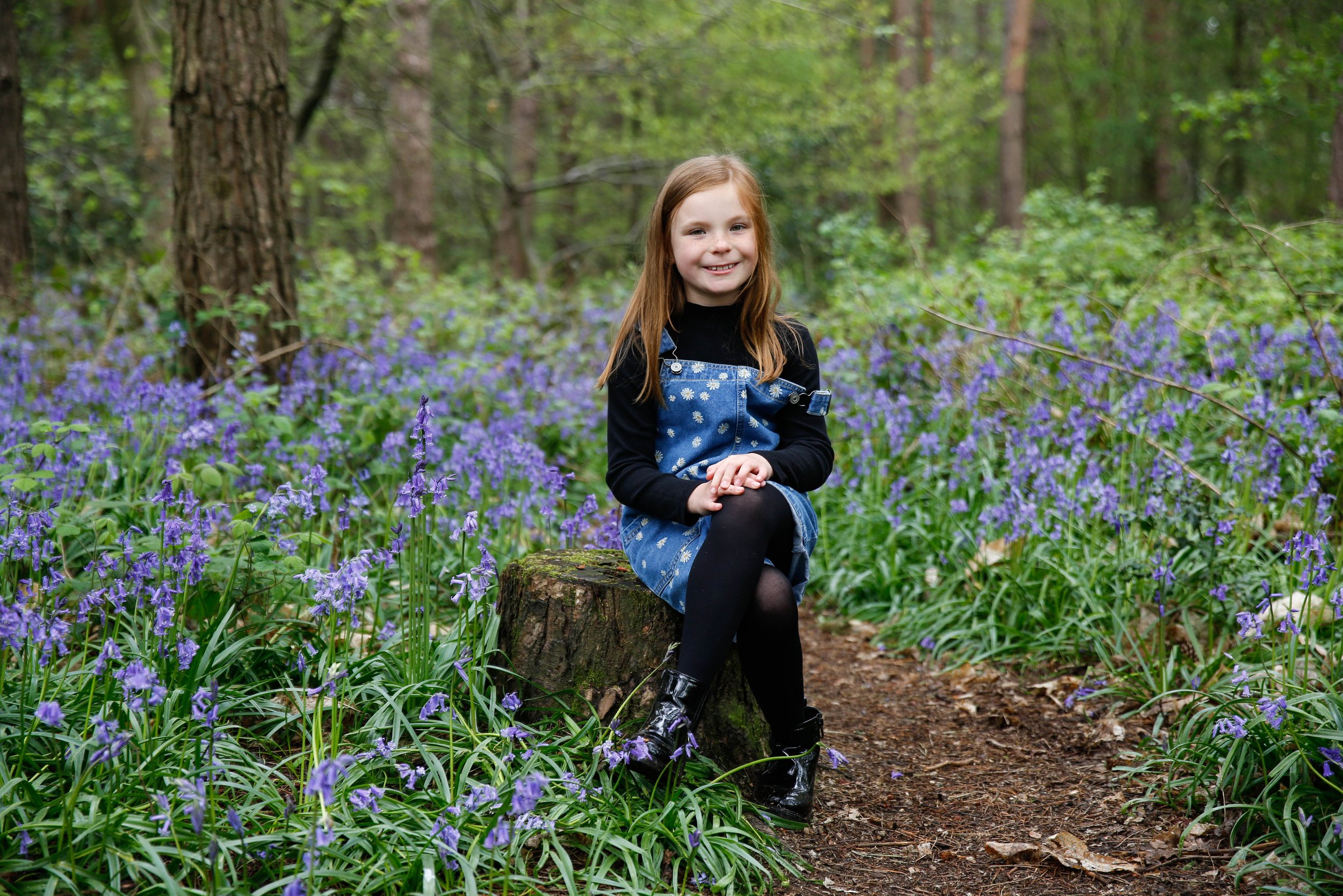 MUM AND DAUGHTER PHOTO SHOOT IN THE BLUEBELLS | BERKSHIRE PORTRAIT SHOOTS07 choice .JPG