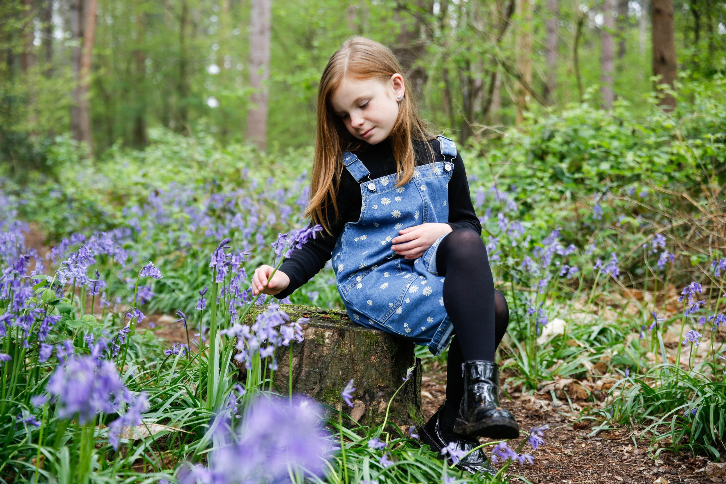 MUM AND DAUGHTER PHOTO SHOOT IN THE BLUEBELLS | BERKSHIRE PORTRAIT SHOOTS09 choice .JPG