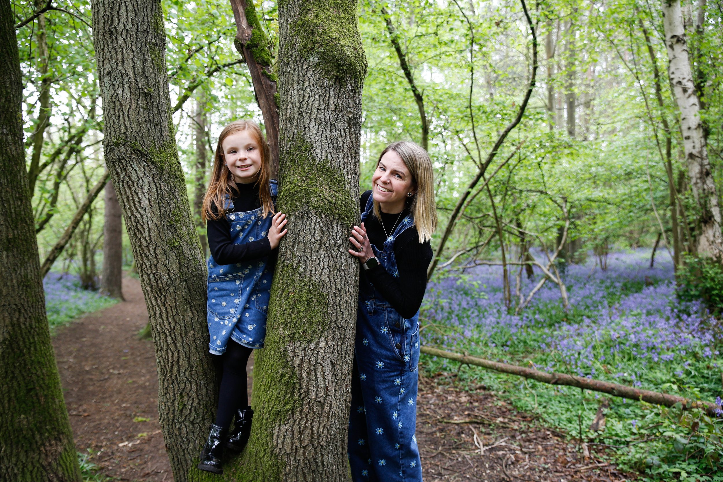 MUM AND DAUGHTER PHOTO SHOOT IN THE BLUEBELLS | BERKSHIRE PORTRAIT SHOOTS13 choice .JPG