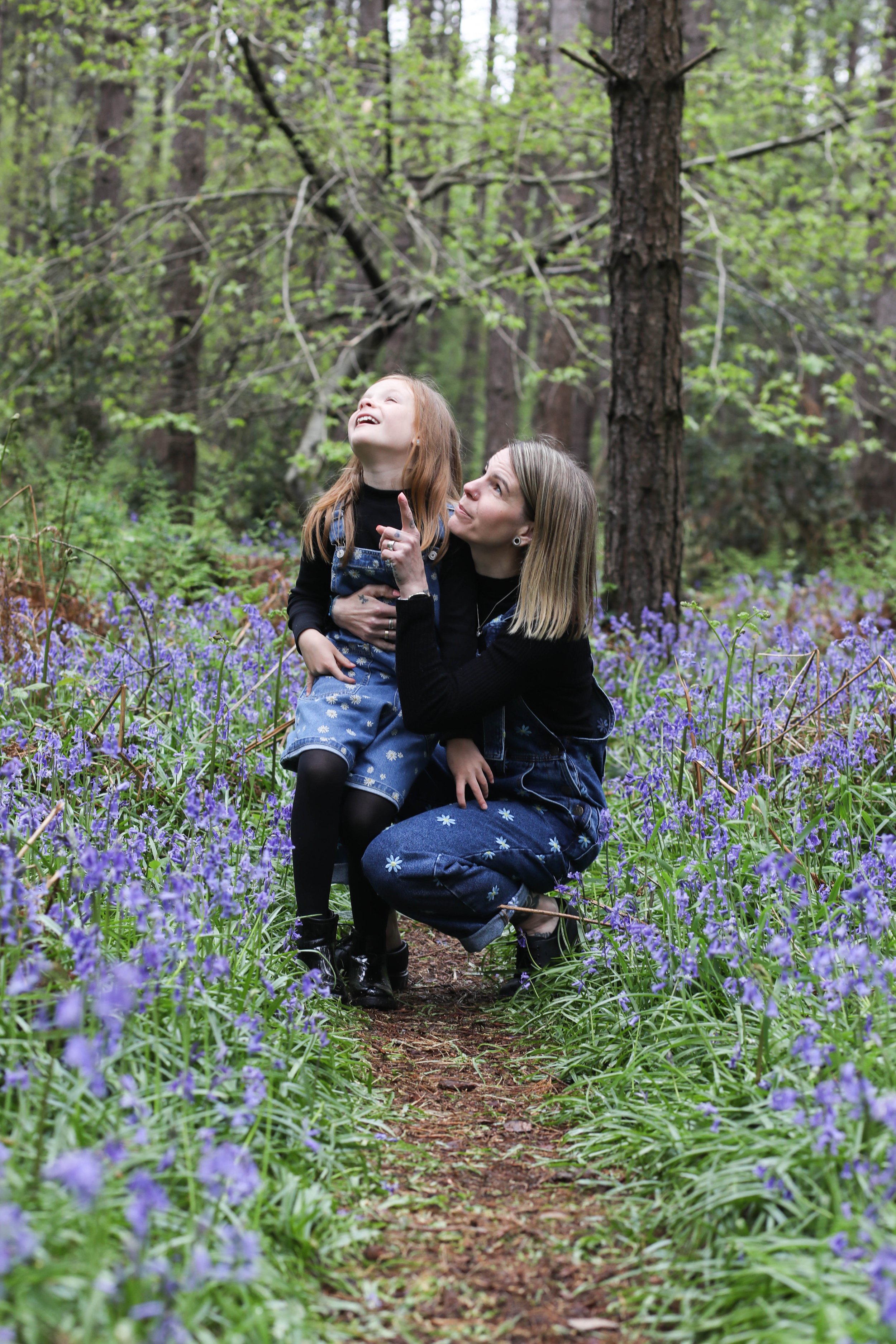 MUM AND DAUGHTER PHOTO SHOOT IN THE BLUEBELLS | BERKSHIRE PORTRAIT SHOOTS32 choice .JPG