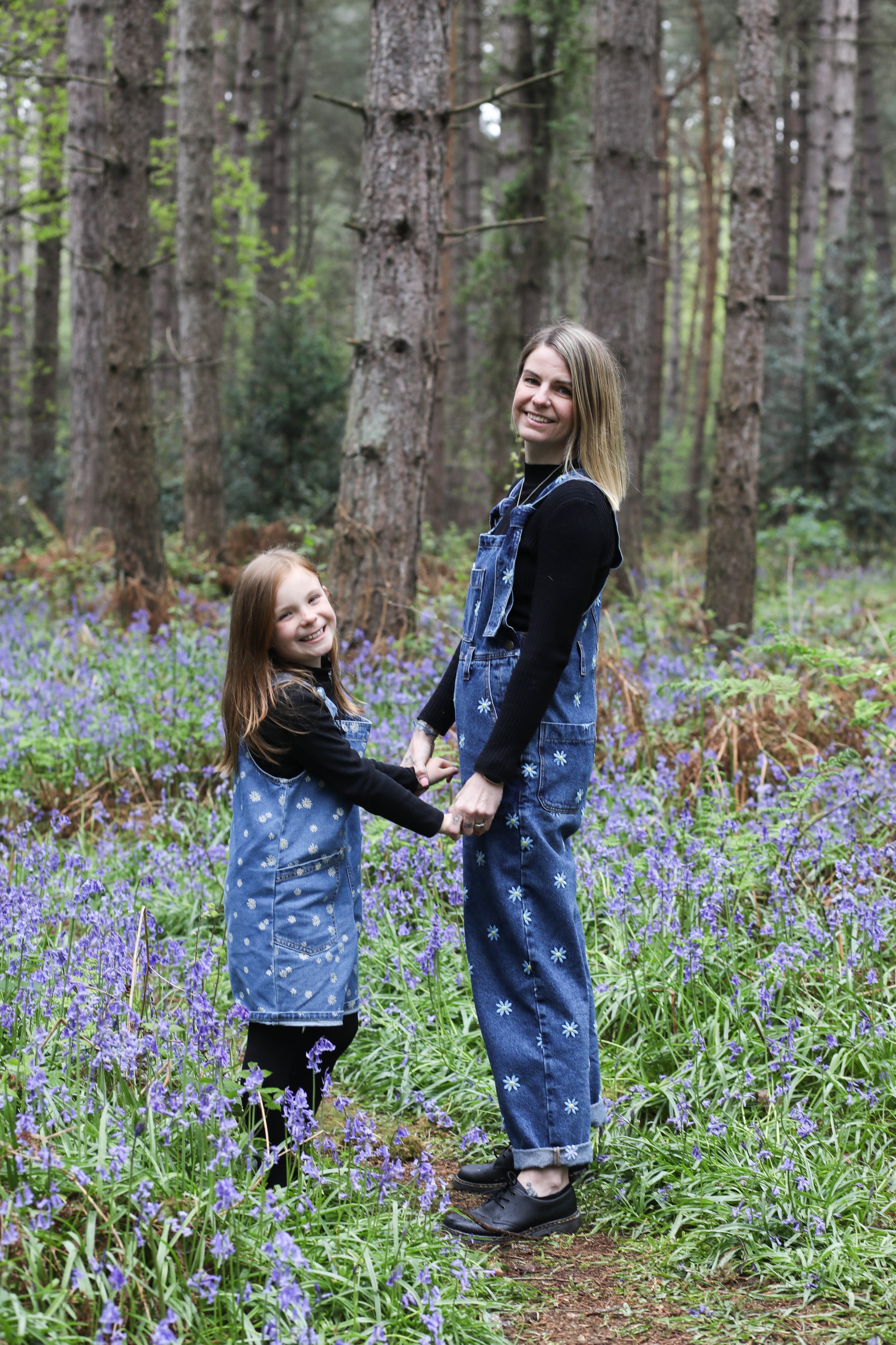 MUM AND DAUGHTER PHOTO SHOOT IN THE BLUEBELLS | BERKSHIRE PORTRAIT SHOOTS38 choice .JPG