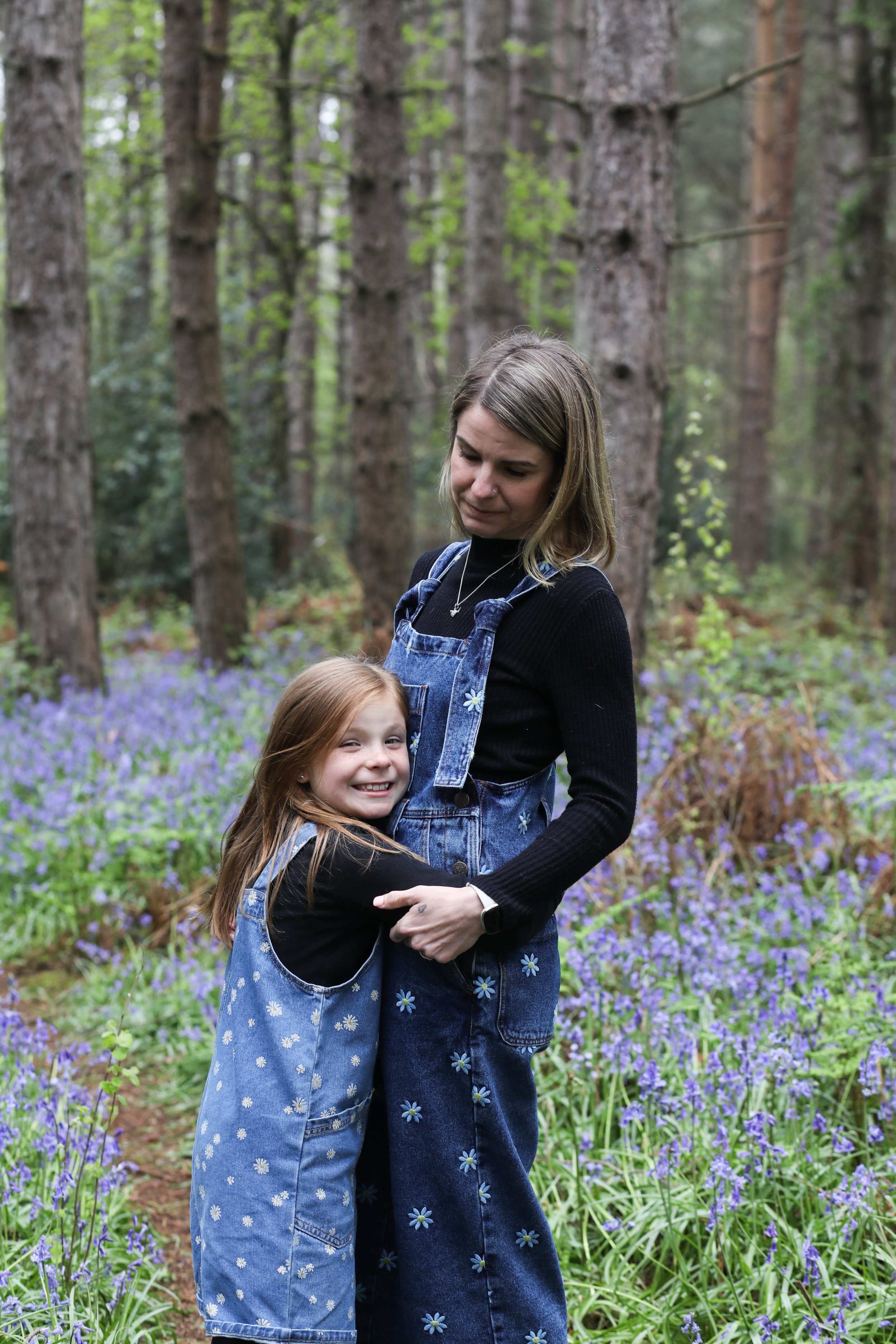 MUM AND DAUGHTER PHOTO SHOOT IN THE BLUEBELLS | BERKSHIRE PORTRAIT SHOOTS39 choice .JPG