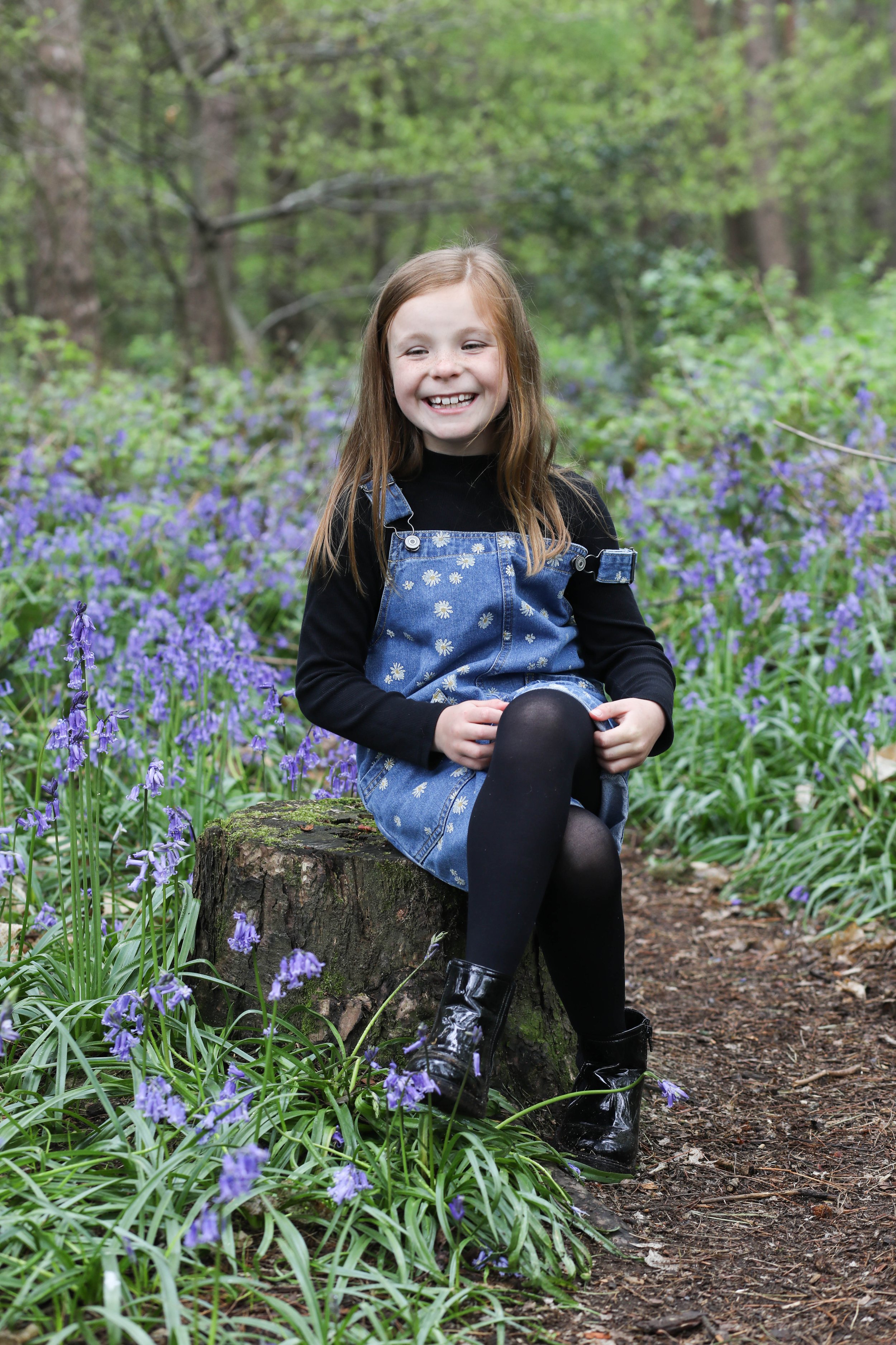 MUM AND DAUGHTER PHOTO SHOOT IN THE BLUEBELLS | BERKSHIRE PORTRAIT SHOOTS41 choice .JPG