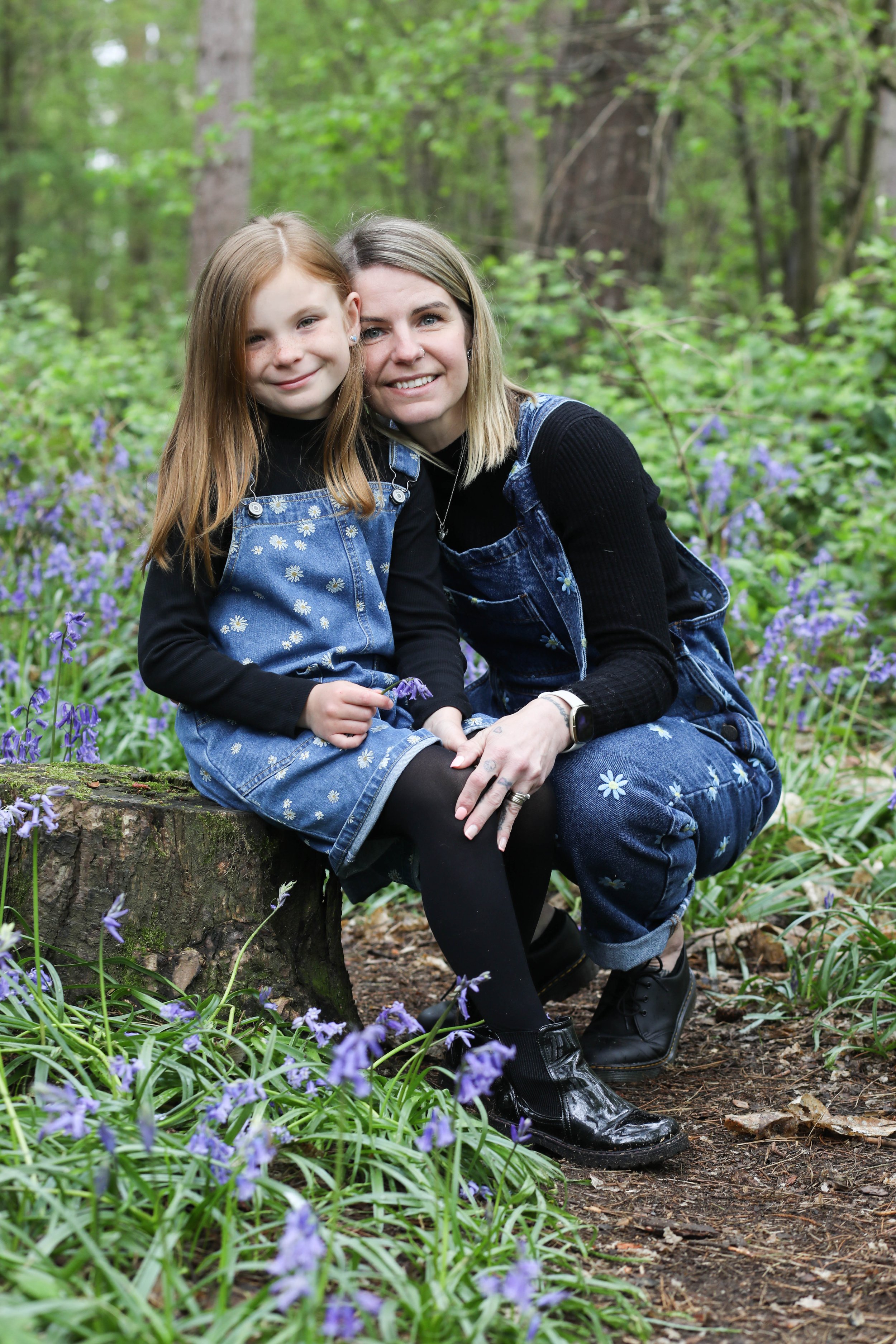 MUM AND DAUGHTER PHOTO SHOOT IN THE BLUEBELLS | BERKSHIRE PORTRAIT SHOOTS45 choice .JPG