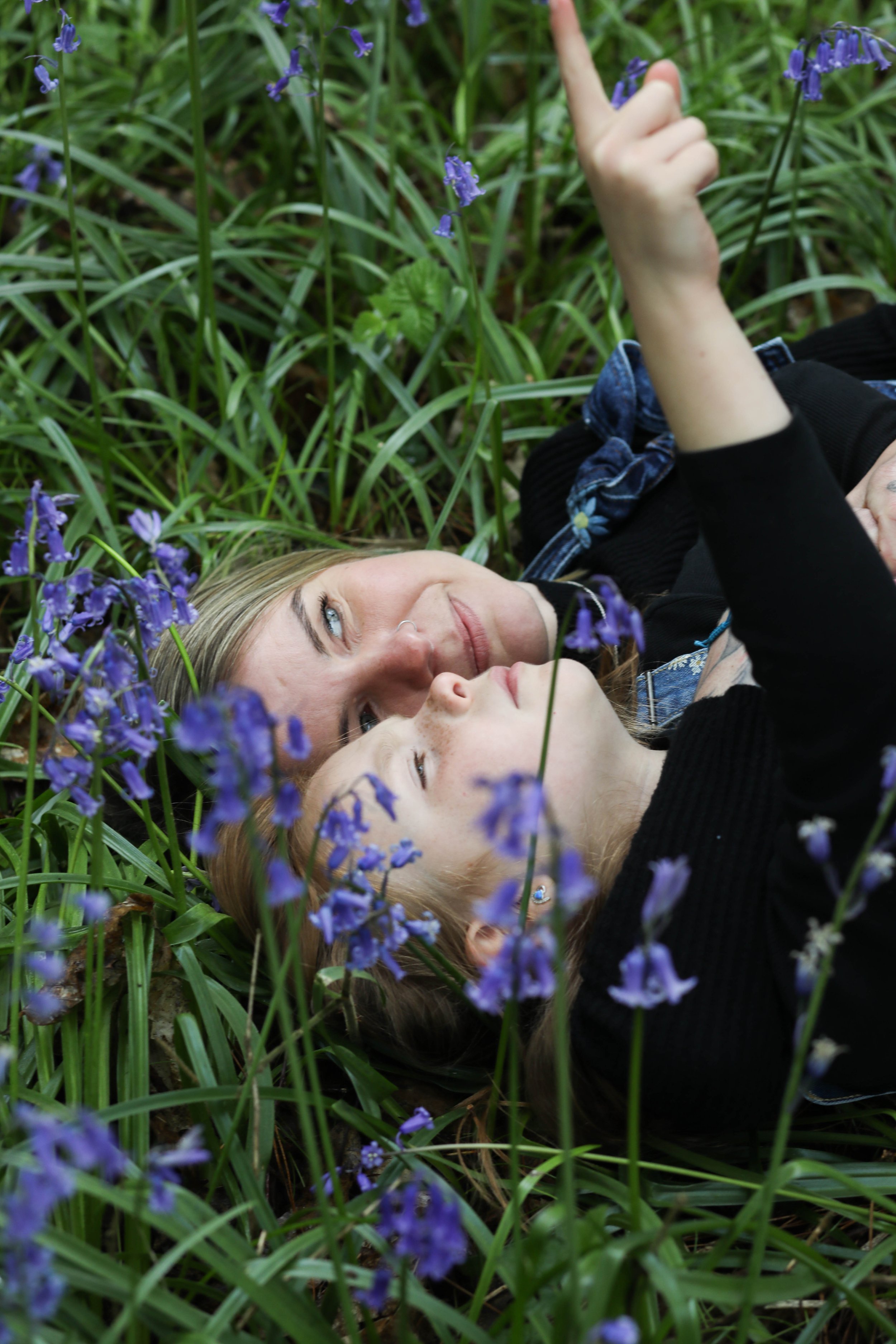 MUM AND DAUGHTER PHOTO SHOOT IN THE BLUEBELLS | BERKSHIRE PORTRAIT SHOOTS51 choice .JPG