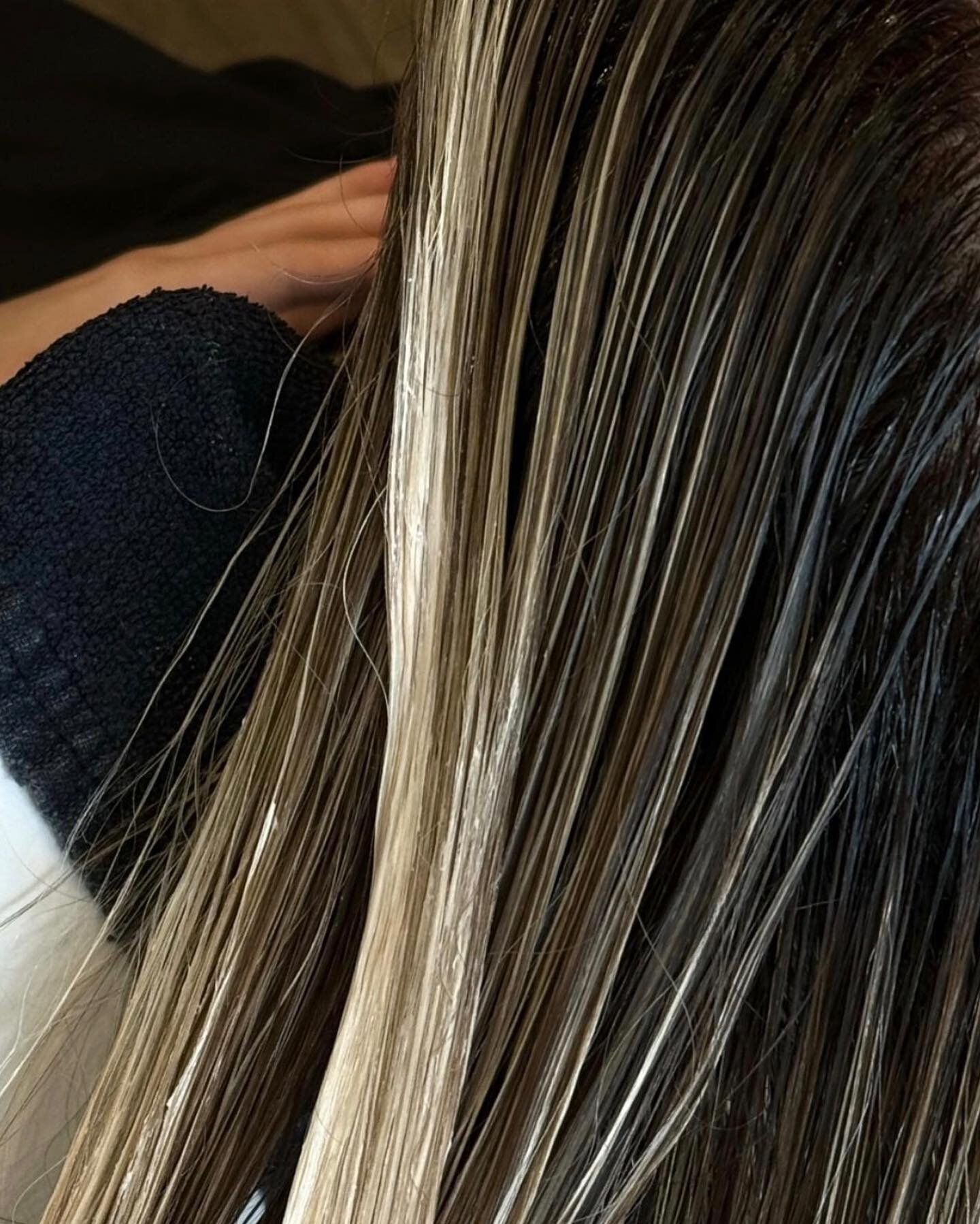 Ever wonder why your blonde might start to feel lacklustre? Our stylist, Kyli shares her knowledge &amp; tips!

▪️Overusing Purple Shampoo 
Using this product more frequently than recommended by your stylist often results in an overdeposit of pigment