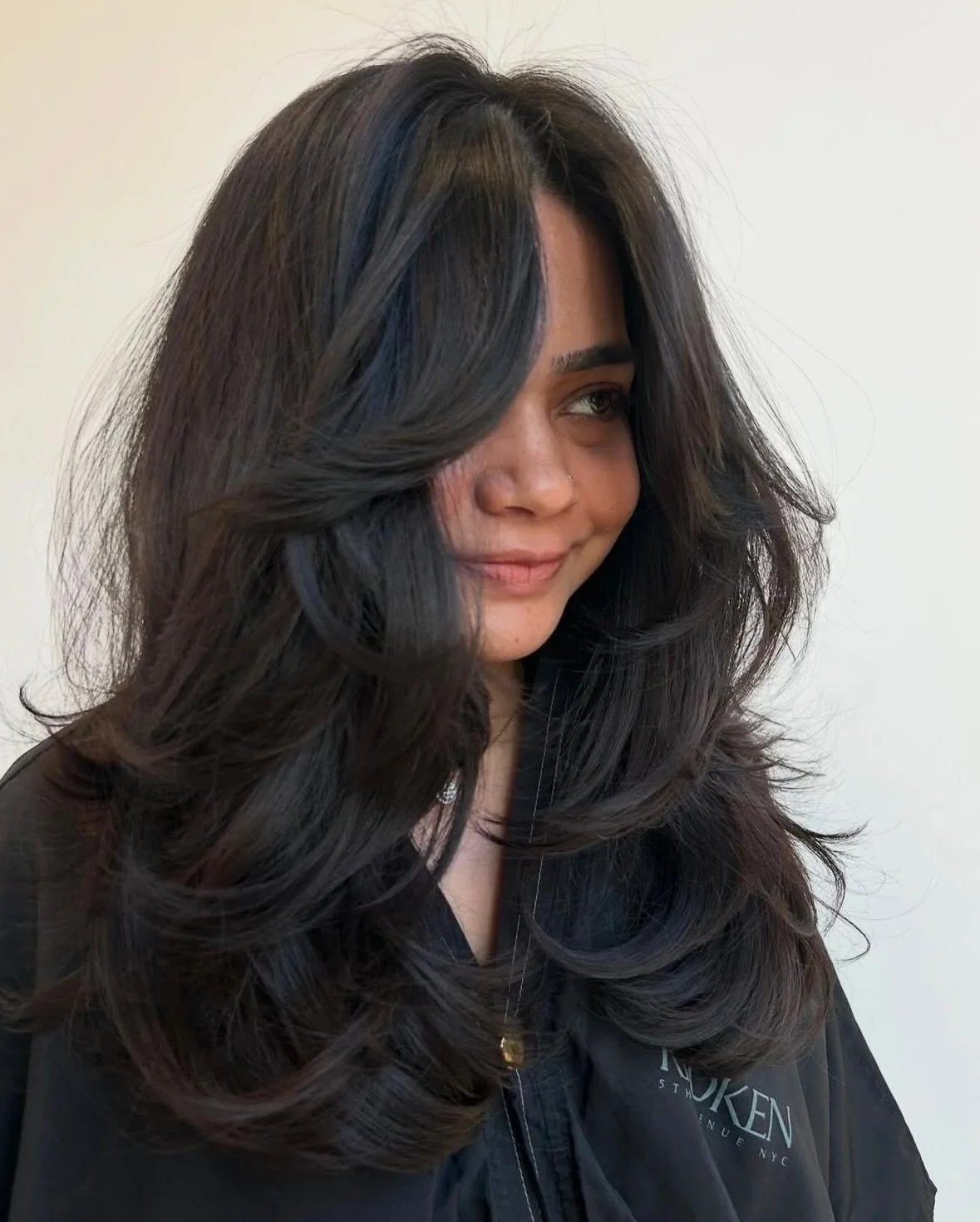 The secret to bringing solid, dark locks to life&hellip; LAYERS 

@reemsstyles soft layers give volume, movement, and dimension ✨

YYC salon | YYC hairstylist | YYC women | YYC beauty | 
YYC brunette | YYC hair