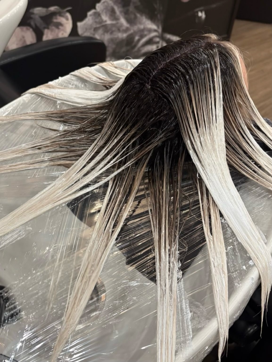 Every section, hand-painted with love 🤍

Yyc salon | yyc hairstylist | yyc women | yyc beauty | yyc hair | yyc balayage | yyc blonde | hair painting