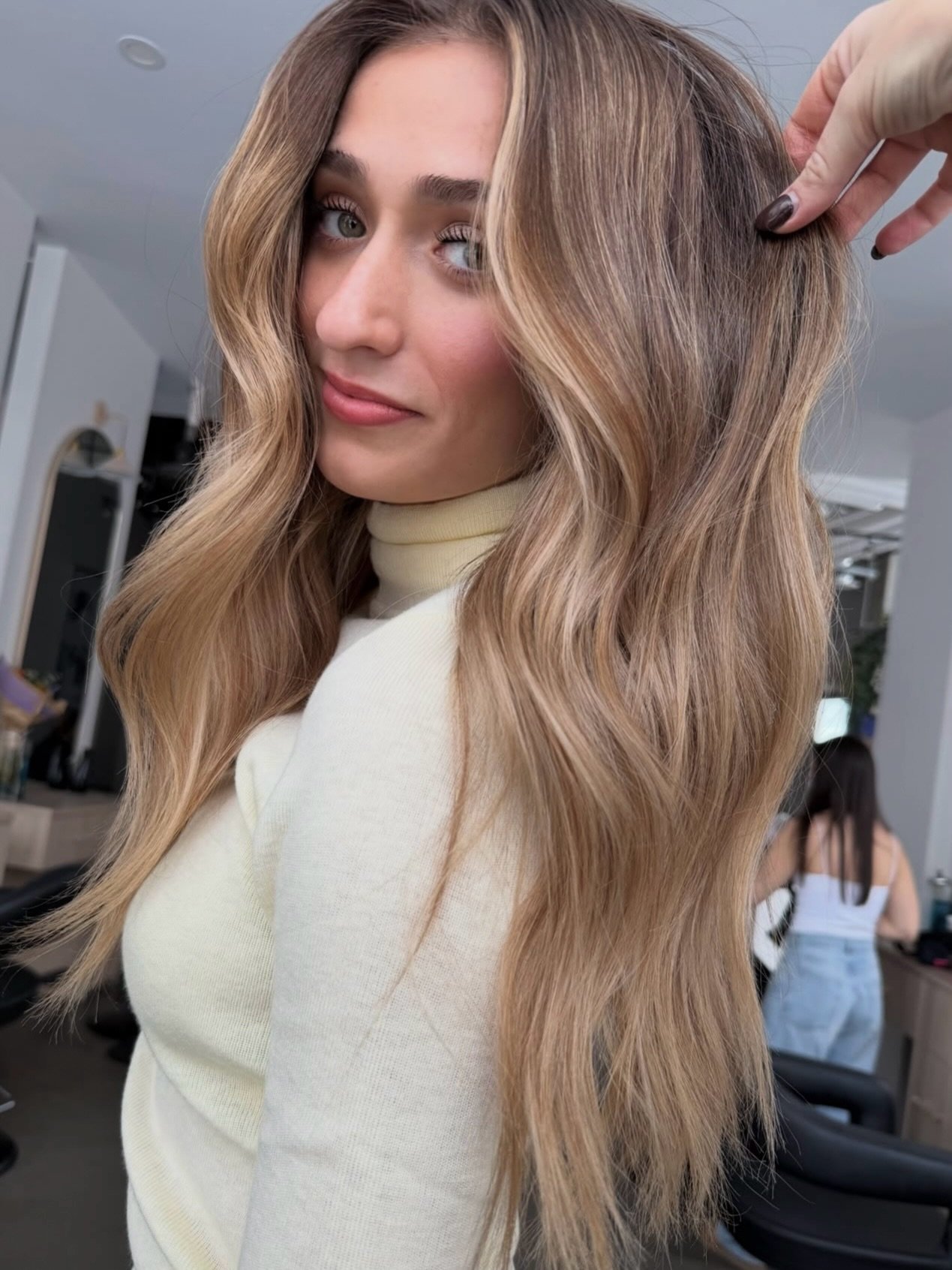 The tone, the blondeing placement, the style&hellip;we&rsquo;re obsessed with @sofiacarriere.hair&rsquo;s work of art!! ✨

Yyc salon | yyc hairstylist | yyc women | yyc beauty | yyc hair | yyc balayage | yyc girls | warm blonde