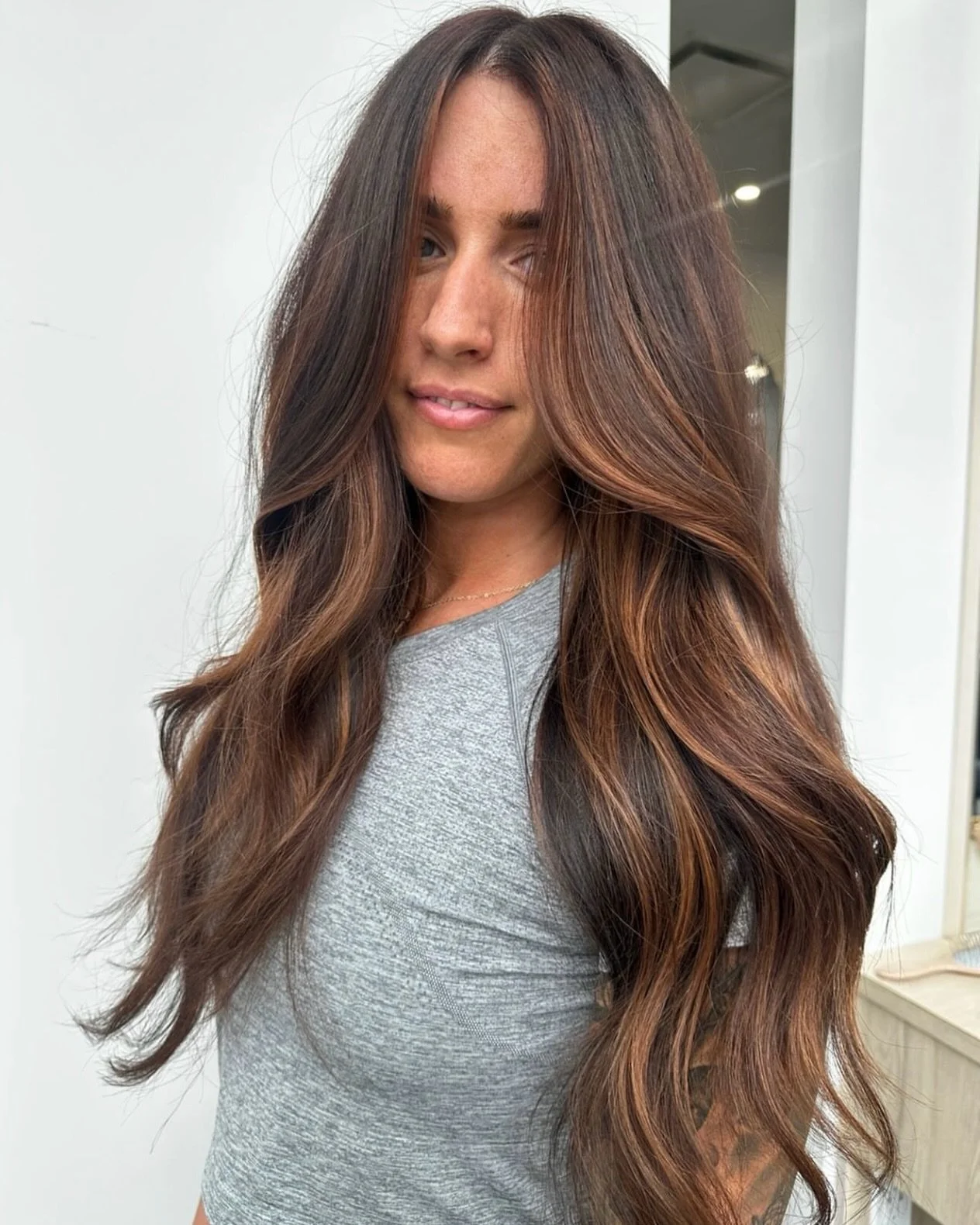 The formula for a rich brunette? Warmth ✨

Whether it&rsquo;s dimensional highlights, a soft balayage, or a full colour, warmth will make your hair look shiner + richer! 

Yyc salon | yyc hairstylist | yyc women | yyc beauty | yyc hair | yyc balayage