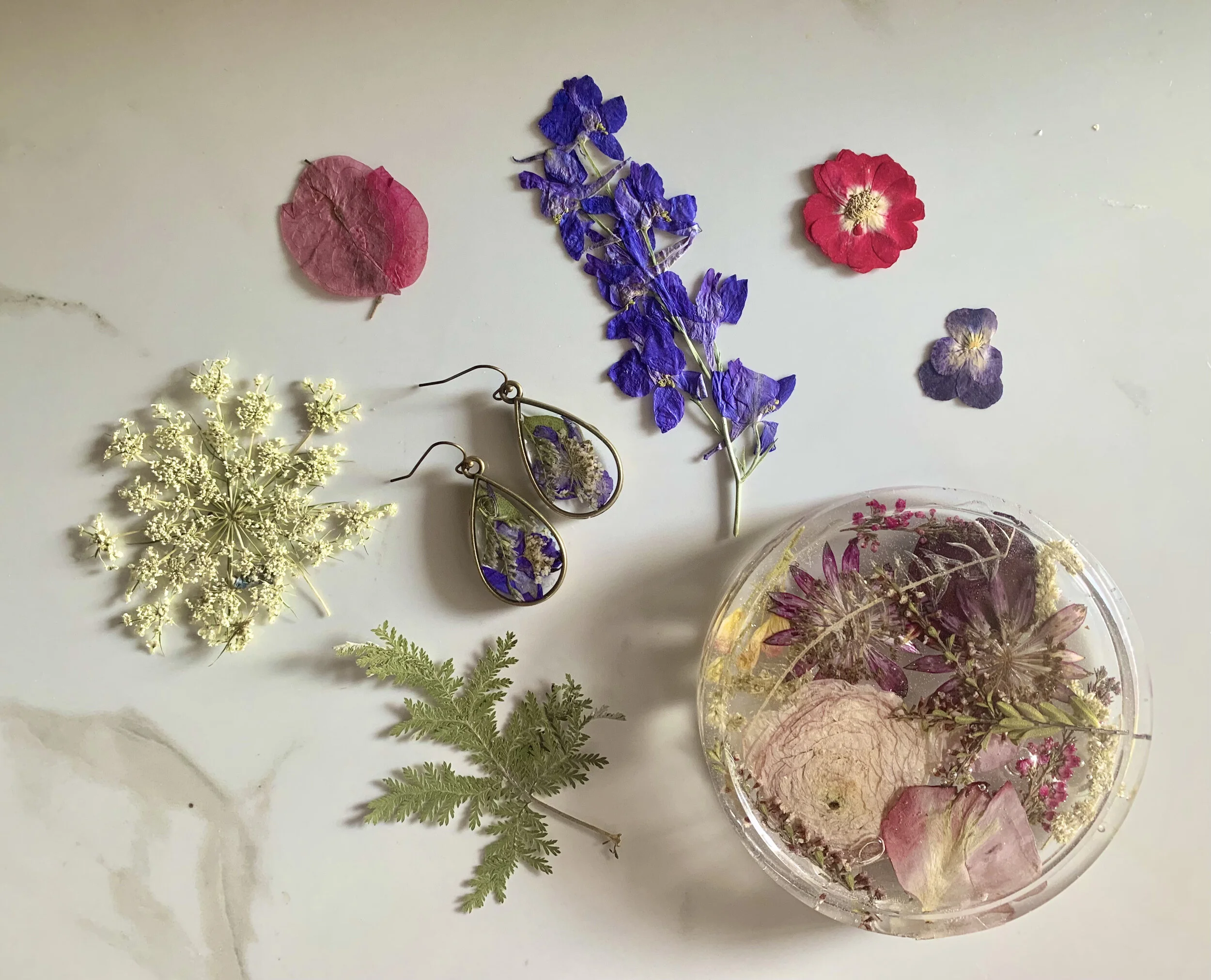 Dried flower bookmark  Resin jewelry diy, Resin crafts, Diy resin art