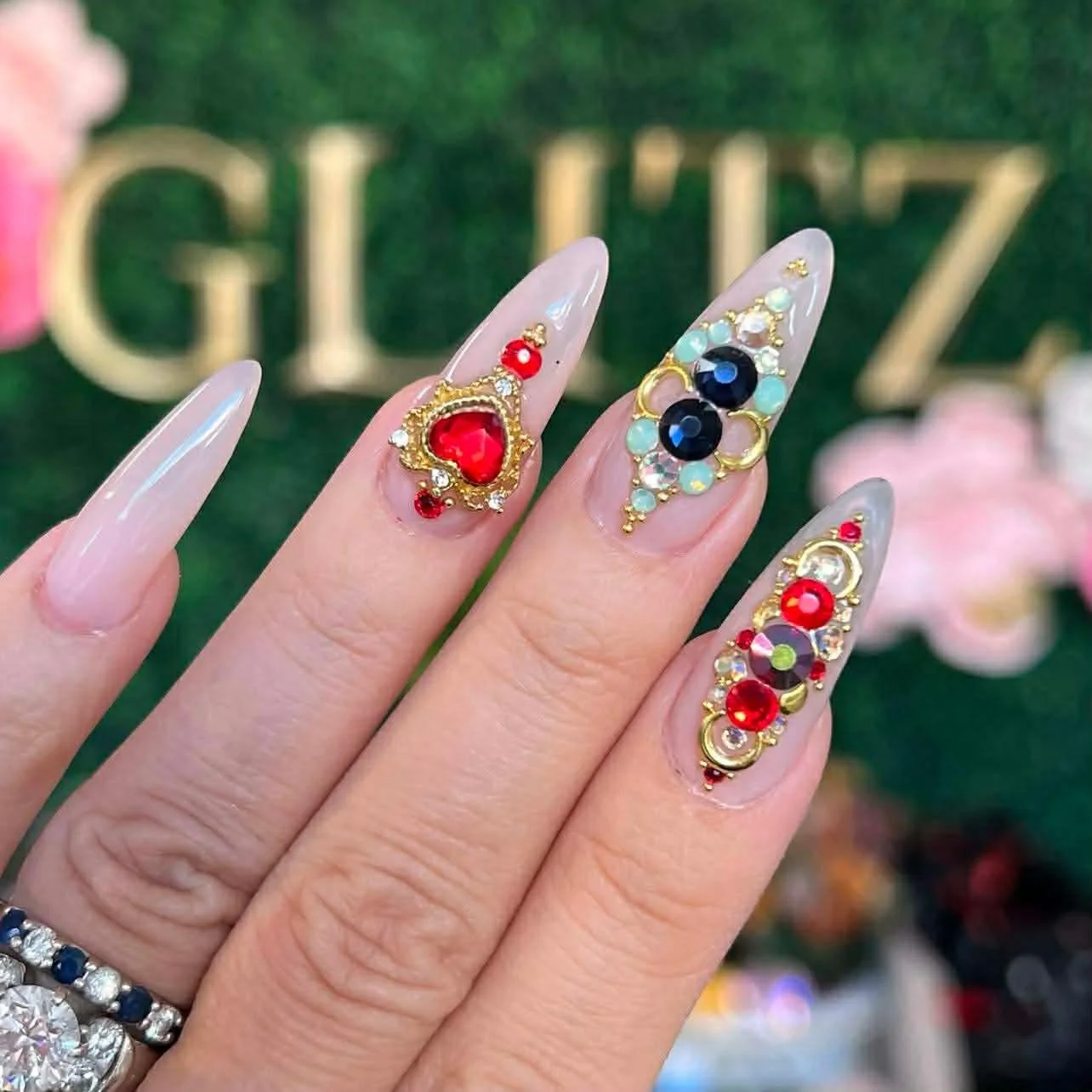 ✨4 Simple steps to create your perfect crystal designs ✨

1️⃣ Apply a good amount of iHold Condensed Glue Gel 
2️⃣ Apply iHold No Wipe Top Coat 
3️⃣ Place your favorite crystals (centre pieces first, then others) 
4️⃣ Cure &amp; double secure to keep