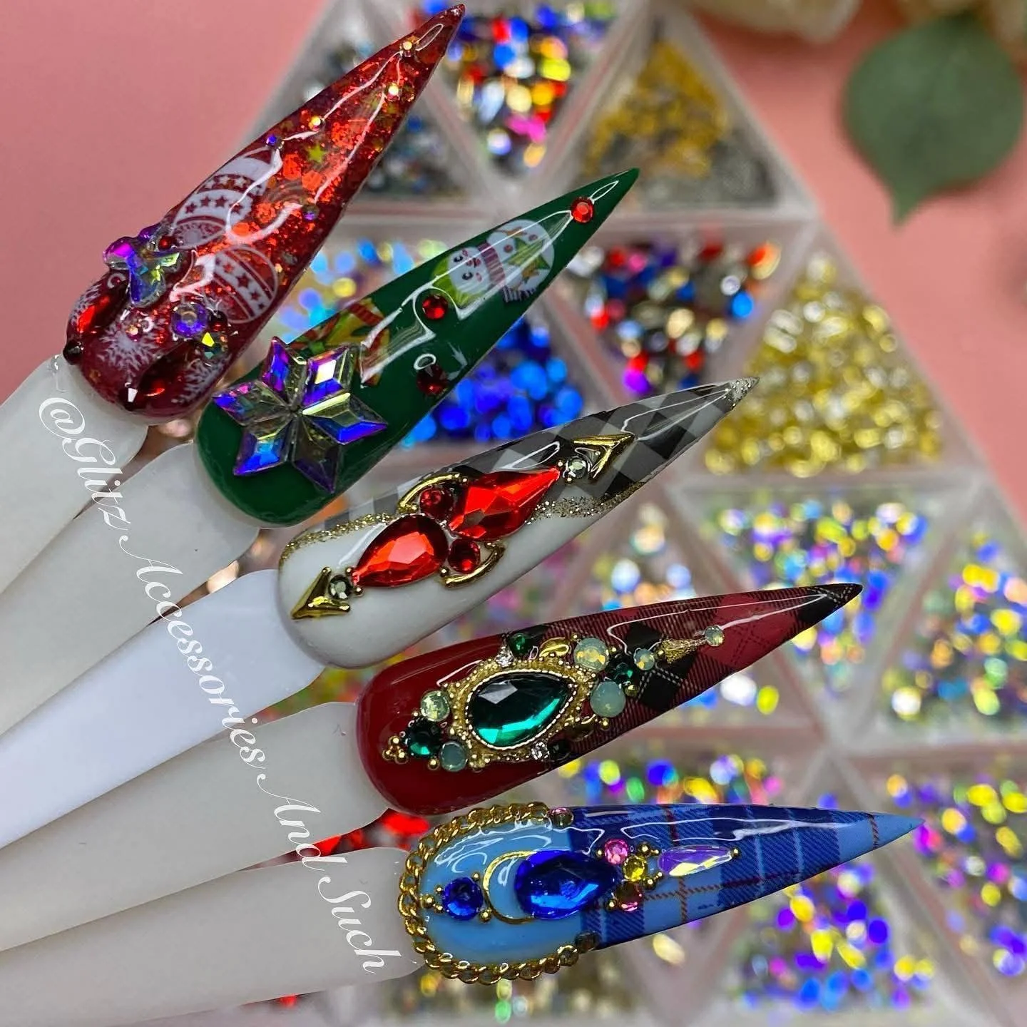 🎄✨ Holiday nails that shine brighter than the Christmas lights! ✨🎄�
Make your fingertips the star of the season with Glitz crystals shining bright❄️💅

Easy steps for your creativity 
�1️⃣ Prep your nails &ndash; shape, buff, and clean the surface.