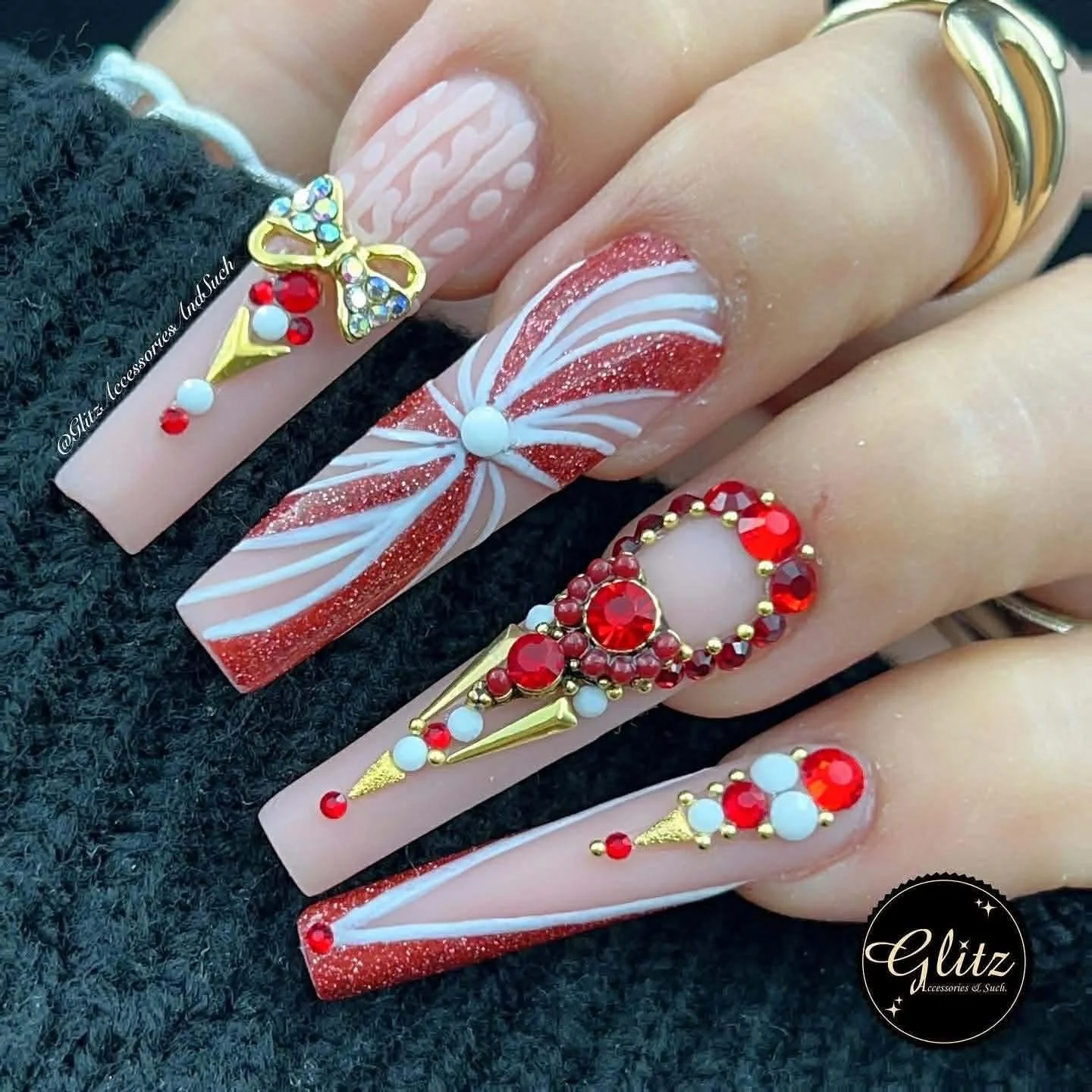 Make your fingertips the star of the season with Glitz crystals shining bright❄️💅

Easy steps for your creativity 
�1️⃣ Prep your nails &ndash; shape, buff, and clean the surface.�2️⃣ Choose your favorite gel polish color �3️⃣ Apply the transfer foi