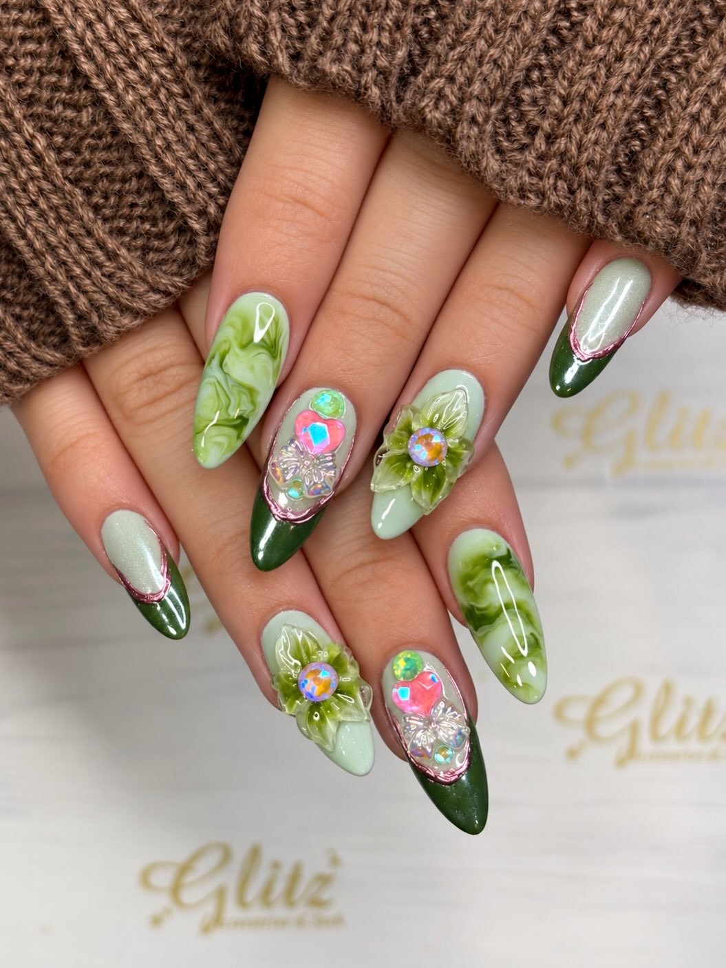 ✨ Fall glam with a touch of luxury! 🍁💚 This dimensional green set combines dreamy marble, 3D florals, sparkling crystals, chrome accents, and rich Maple Frost shades for the perfect statement look. 💅✨

Created with:
Almond M iHold Gel Extension Bu