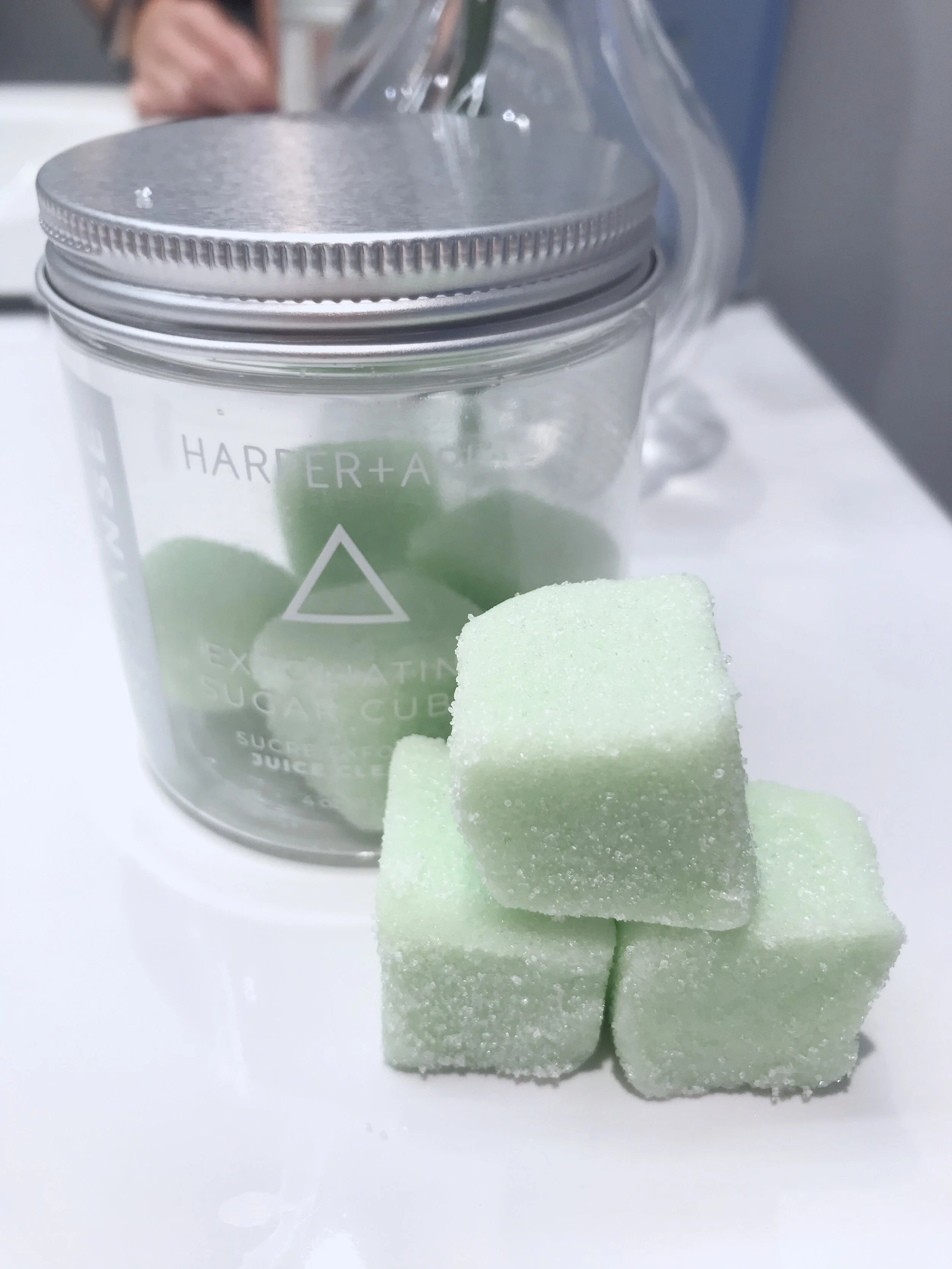 Mon avis et revue de l'exfoliant en cube de sucre Juice Cleanse de Harper + Ari