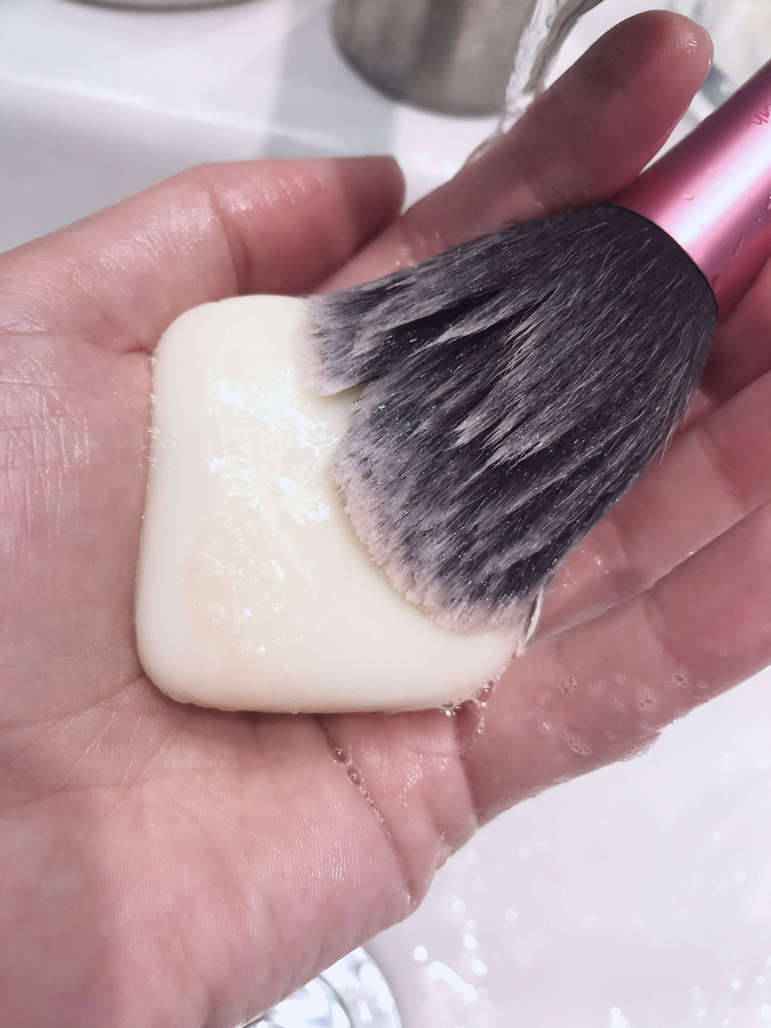 Technique rapide et efficace pour laver ses pinceaux de maquillage — Myriam  Larochelle