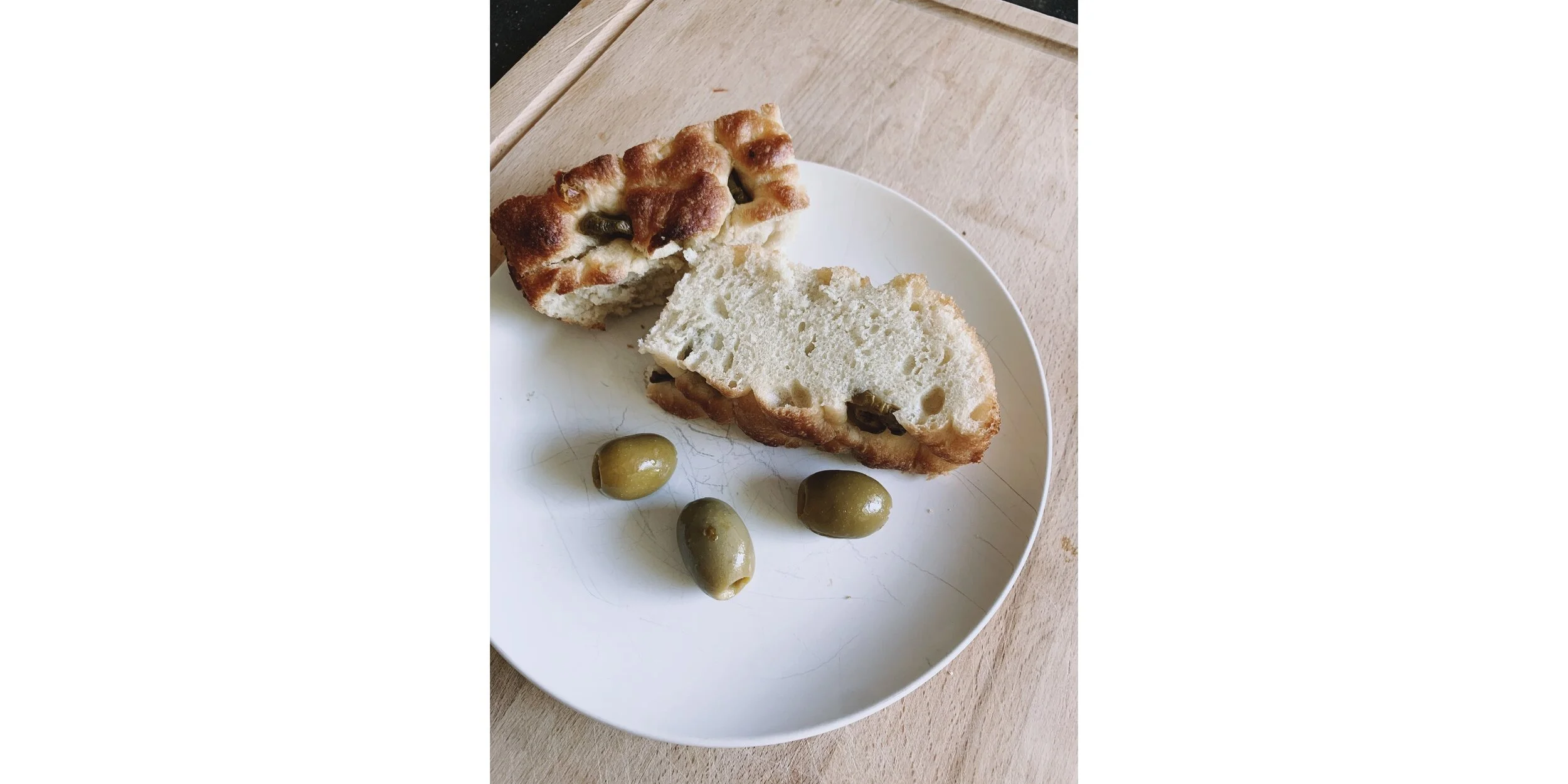 Ma version facile du focaccia sans pétrissage aux fines herbes et olives