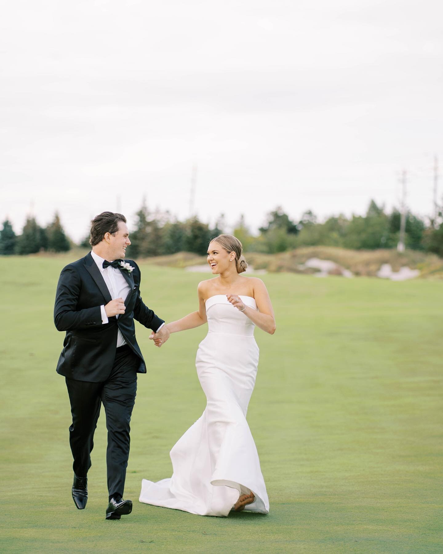 I have started running again and let tell you, I do not look as effortless as these two! My poor 32 year old joints are screaming 😂 

Second shot for @samanthajoyshantz 💕

#esztercabralphotography #torontophotographer #torontoweddingphotographer #h