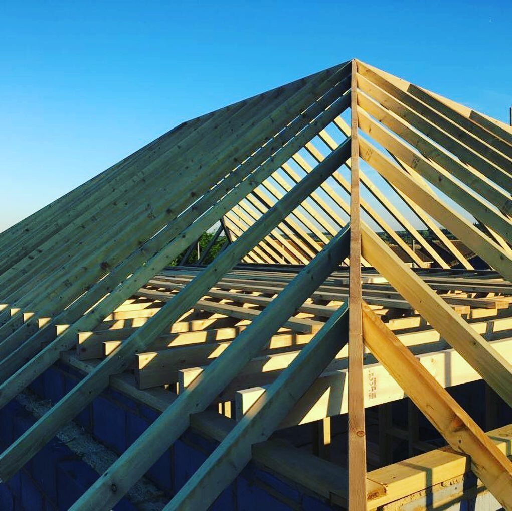 #friyay a great way to start to the day with a sunny site visit inspecting progress to this new build house in #whitstable. . . . .
enjoying the symmetry on this new roof #carpentryskills #sitework #kentconstruction #photooftheday #residentialdesign 