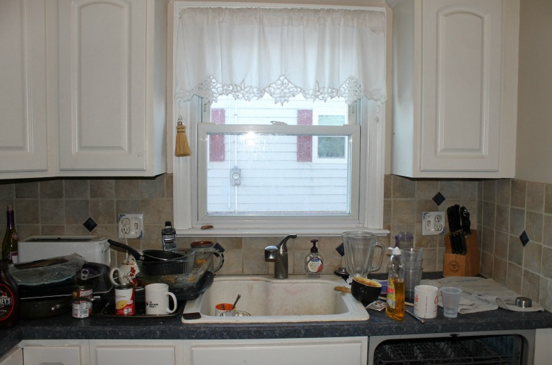 messykitchen.png