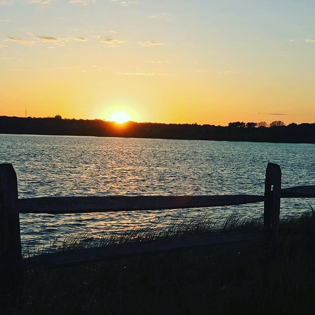 Thank you sun! #sunset #sun #settingsun #sunkissed #oakbluffs #ob #mv #marthasvineyard #dragonflyhousemv #vineyard #edgartown #beauty #nature #gift #mamaearth #naturalbeauty #instagram #instagoodmyphoto #instagood #getoutside #takeabreak