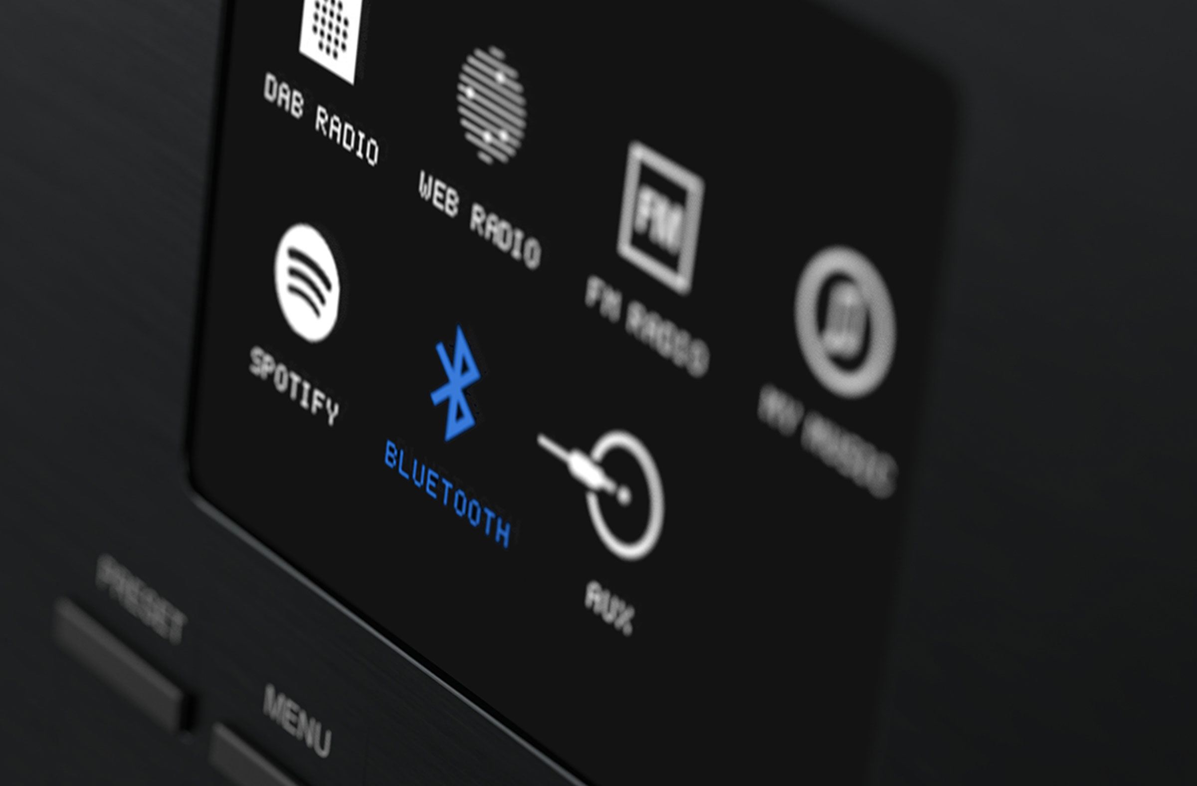 SUPERSOUND 501 har Bluetooth slik at alle i familien kan strømme favorittinnholdet sitt rett fra mobilene sine.