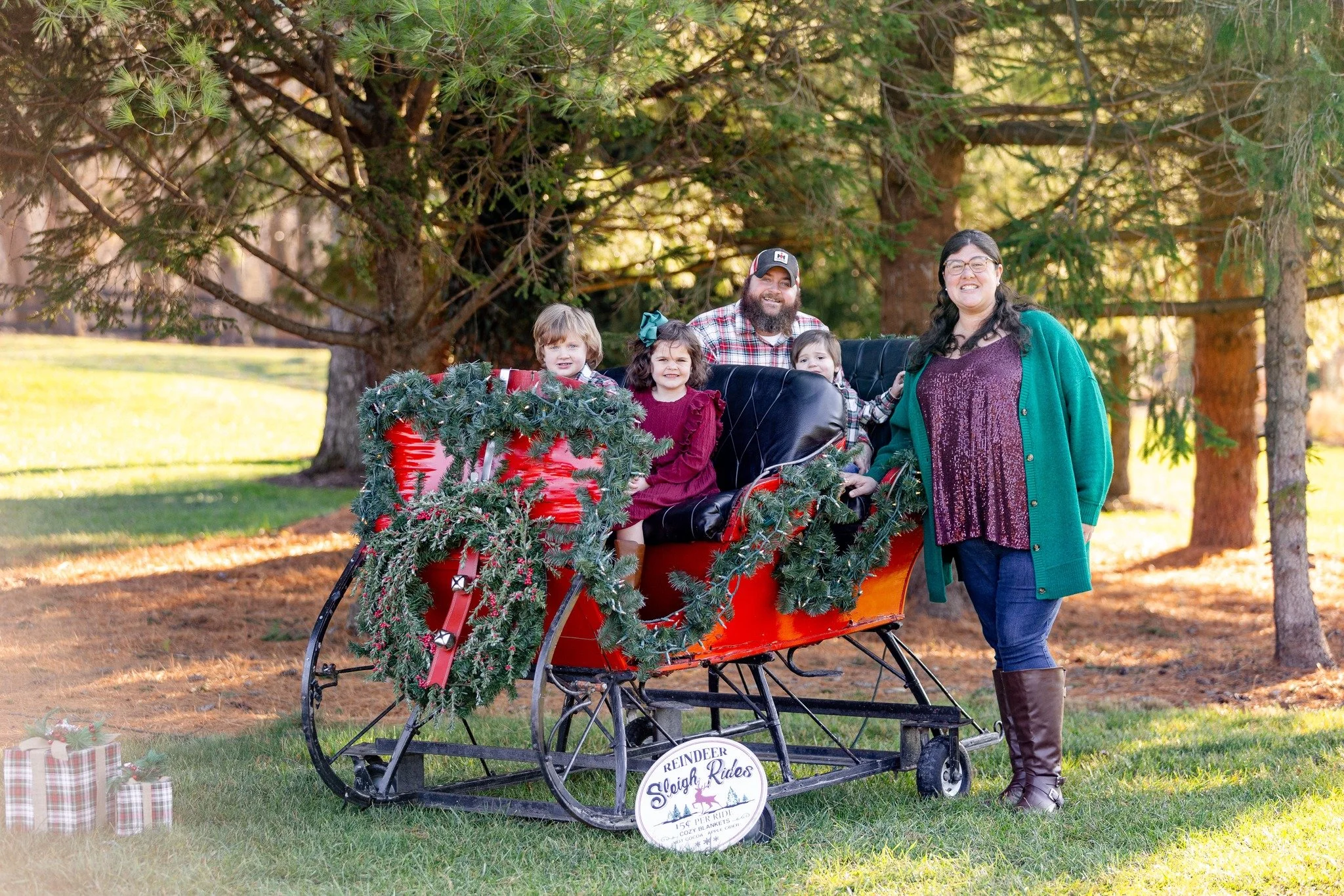 All Tree Farm and Sleigh Bell mini galleries have been delivered! 😁 Thank you so much to everyone who booked. I loved reconnecting with returning clients and welcoming new families! 🎄