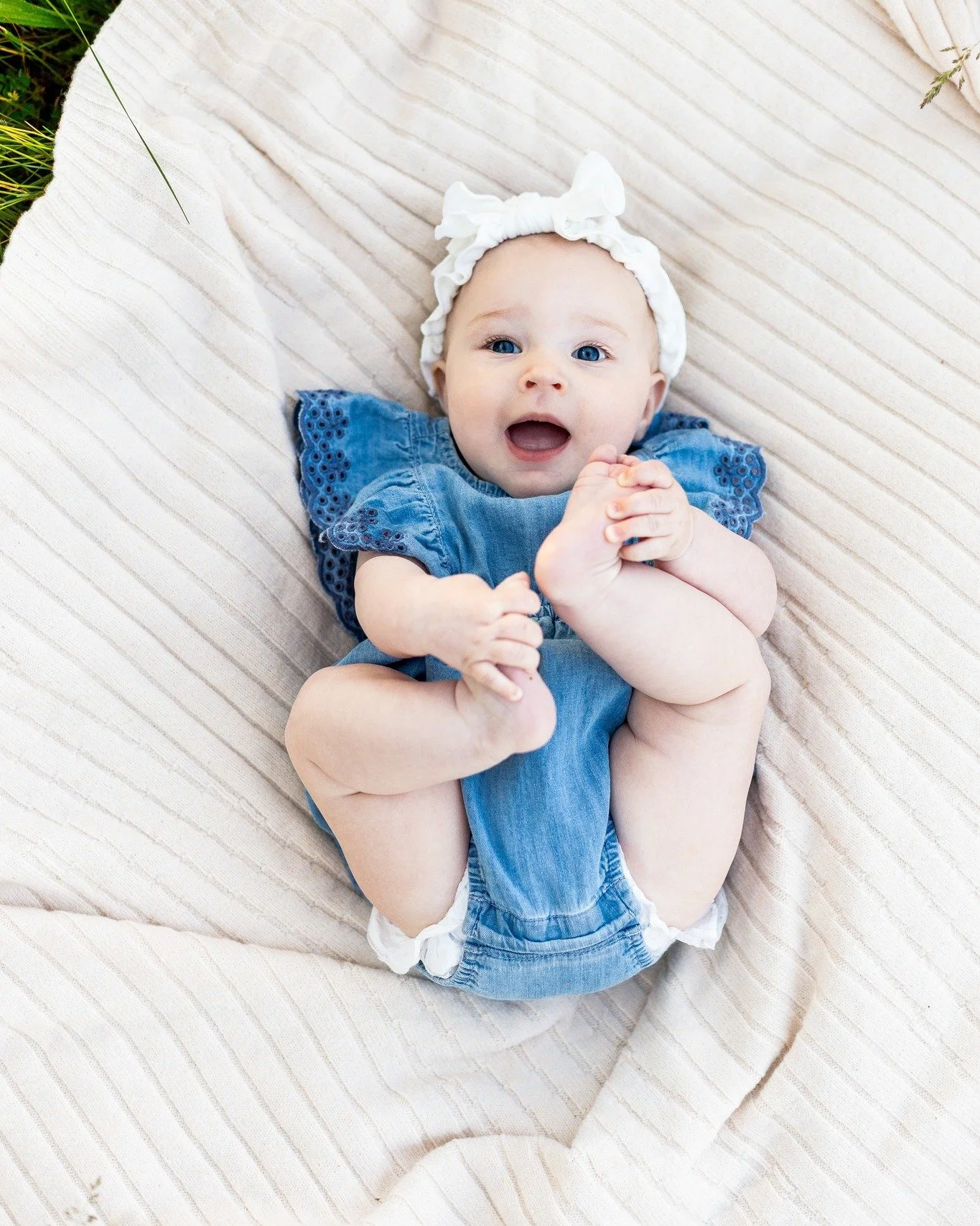 Just had to share this happy little girl living her best baby life! 💙Sophie was all smiles and loved grabbing her tiny toes!