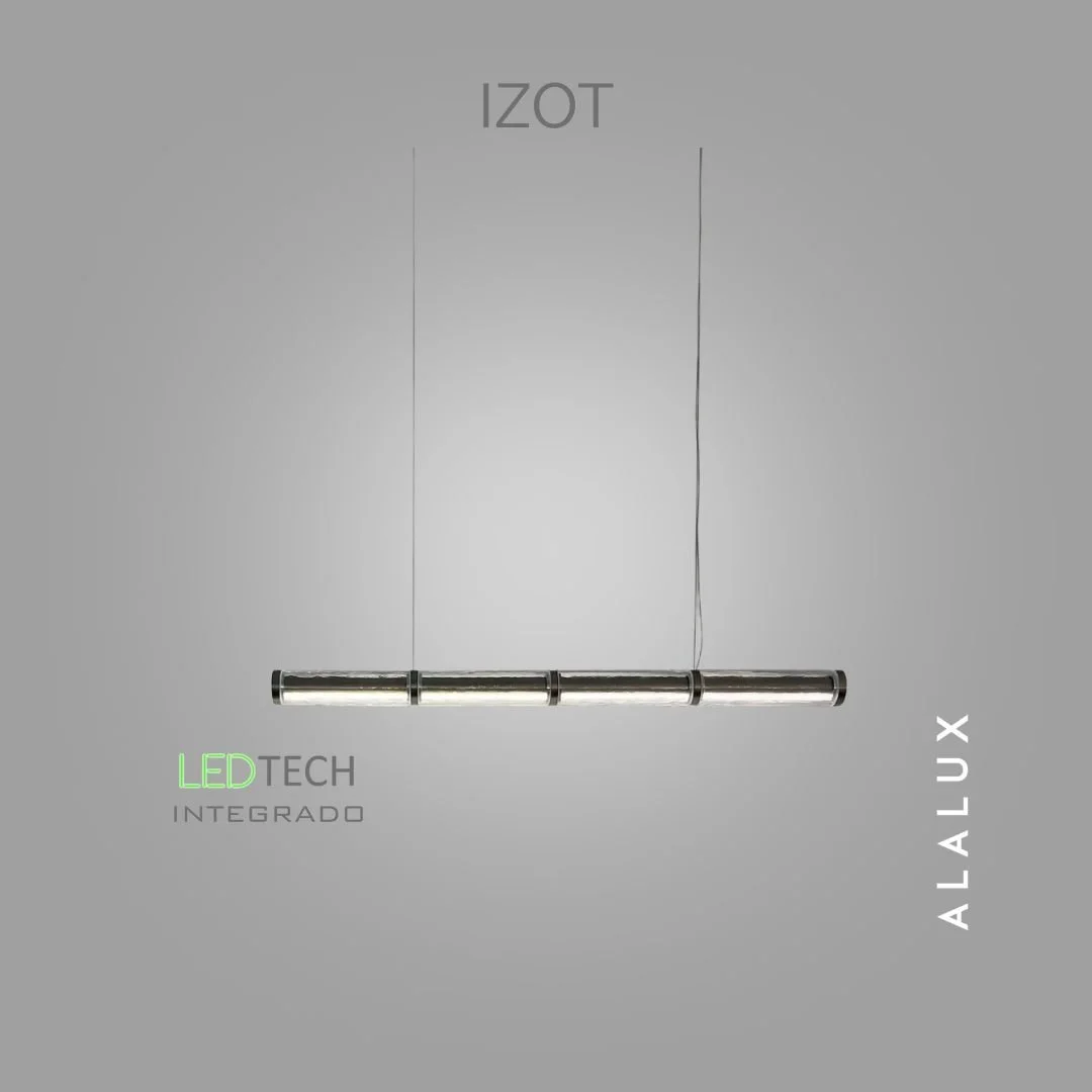 Izot transforma a luz em arte e o ambiente em pura contemplação. Feito com vidro artesanal, seu corpo revela texturas únicas que lembram o gelo em movimento, refletindo a beleza natural.