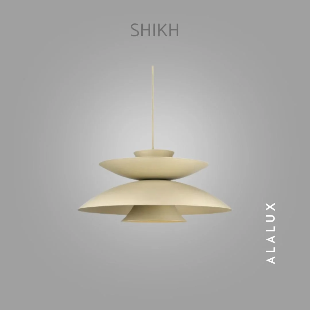  Shikh é uma luminária de piso que introduz a luz como presença sensível no espaço, criando uma atmosfera acolhedora e sofisticada. Seu design autoral valoriza a forma e o silêncio visual, tornando a iluminação um elemento de composição essencial no 