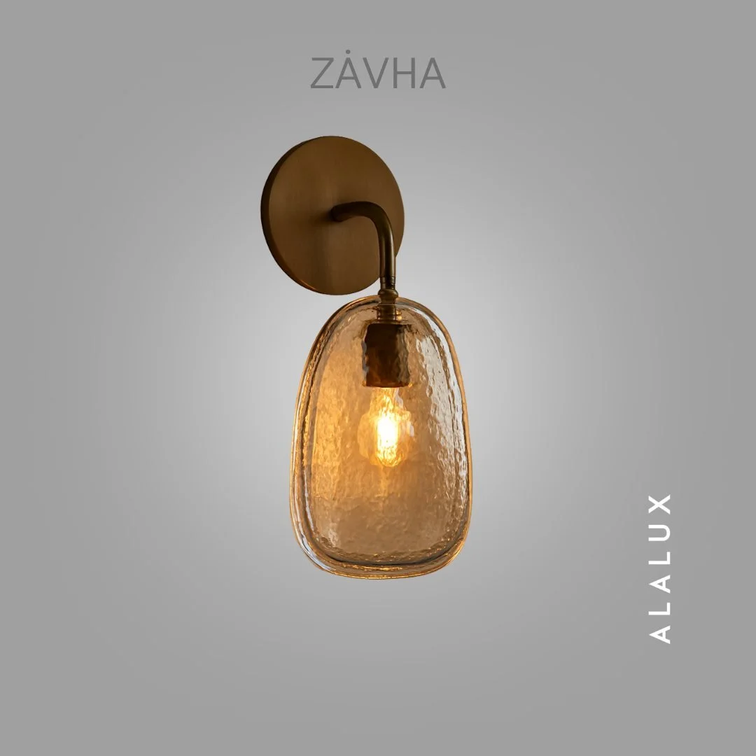  A luminária de piso Zävha traduz a beleza do essencial em um design que valoriza equilíbrio, sensibilidade e sofisticação. Criada para projetos luminotécnicos que priorizam atmosfera e intenção, ela se destaca pela forma elegante e pela presença sut