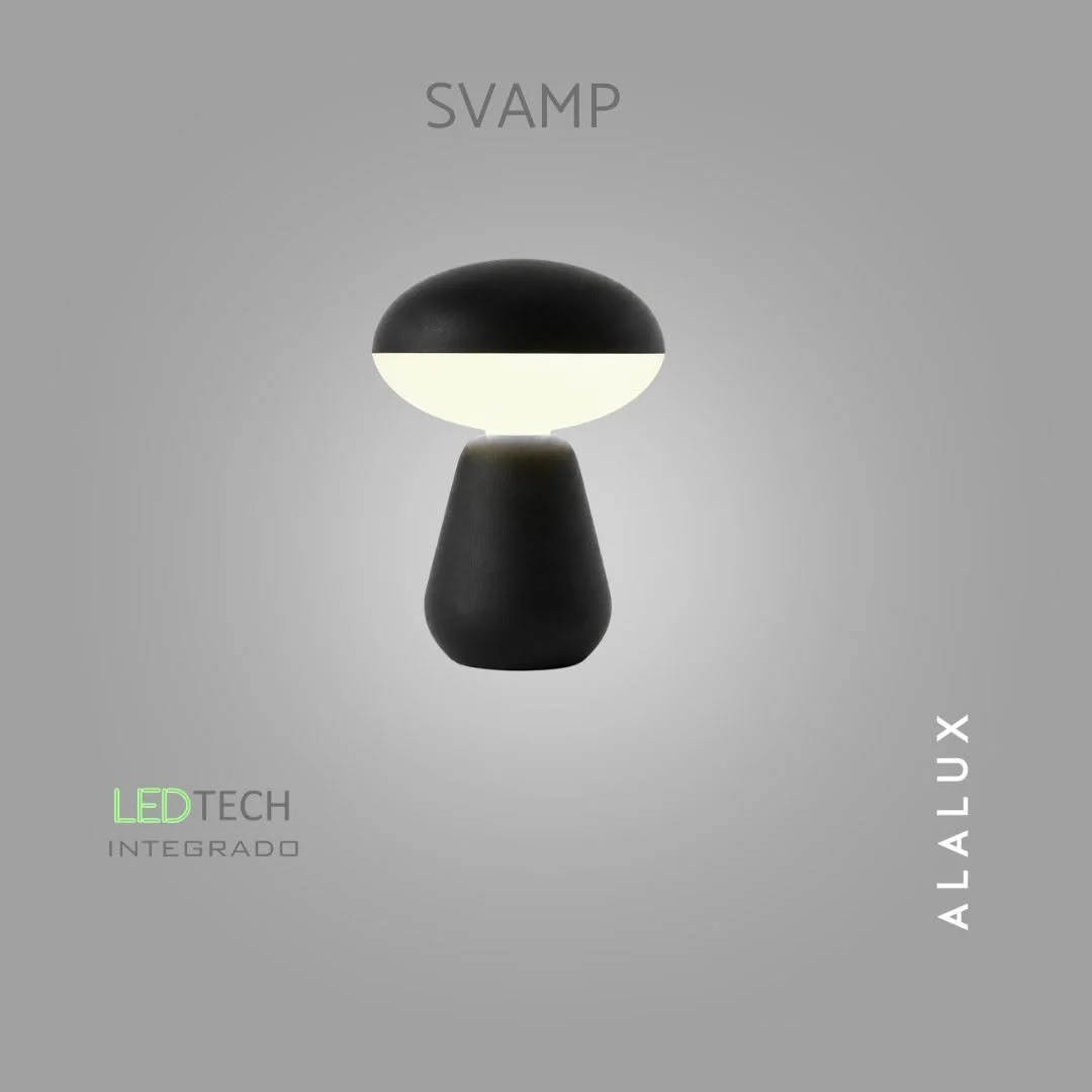  Svamp traduz a essência do design contemporâneo em uma composição equilibrada de formas puras, proporções precisas e estética minimalista. Inspirado na organicidade dos cogumelos, este abajur de mesa apresenta uma silhueta escultural que une base pr