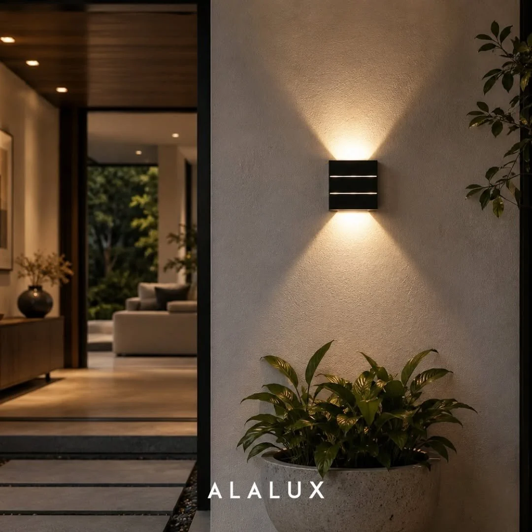   Projetos de iluminação bem executados são capazes de transformar completamente a experiência dos ambientes externos, tornando-os mais acolhedores, seguros e visualmente sofisticados. Inserida nesse contexto, Houa surge como uma arandela LED de pare