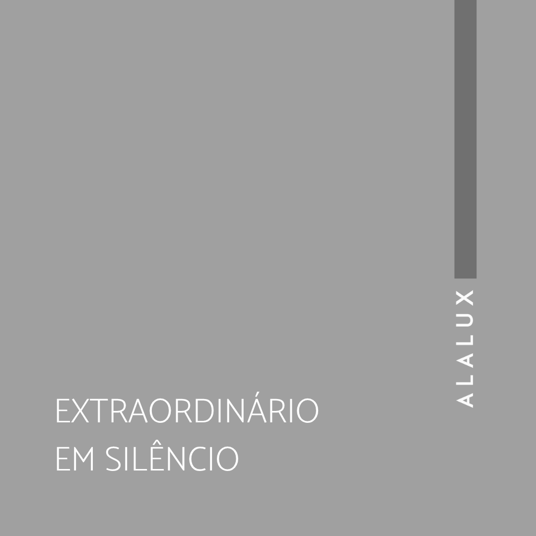  VOREN, luminária de mesa da Alalux, traduz o equilíbrio entre forma, matéria e luz por meio de uma composição contemporânea, orgânica e cuidadosamente elaborada. Sua presença evidencia uma abordagem escultórica da iluminação, na qual a luminária dei