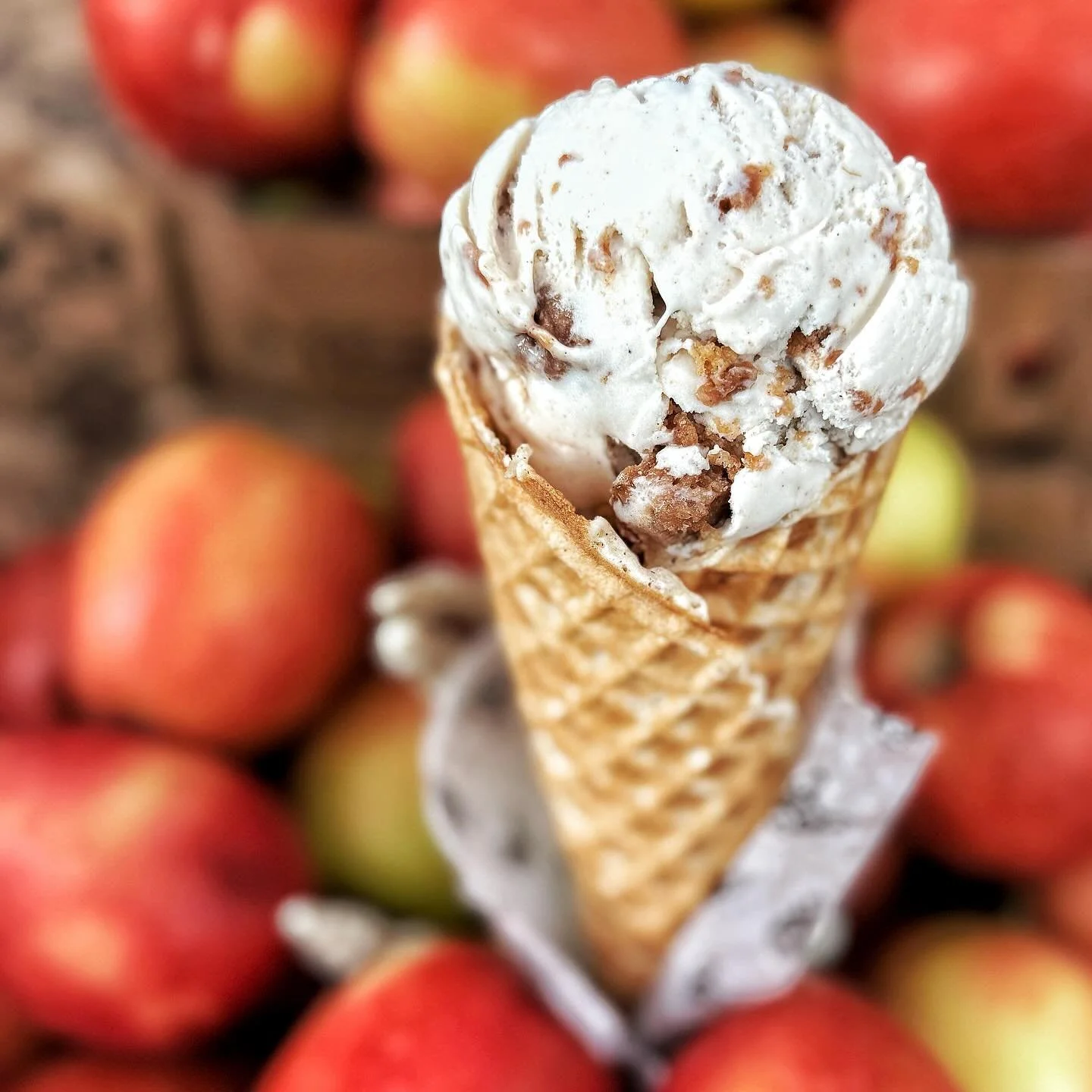π π¦ Can’t stop won’t stop! β π 
With the break from the rain at the #CapitolHill @seattlefarmersmkts, we had to sneak off to @mollymoonicecream to try the vegan apple cider donut ice cream made with our honeycrisp apples and cider fro