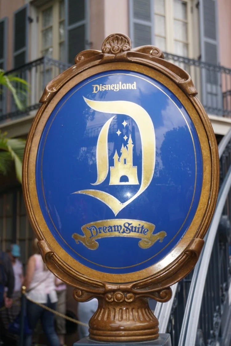 Dream-Suite-Sign.jpg