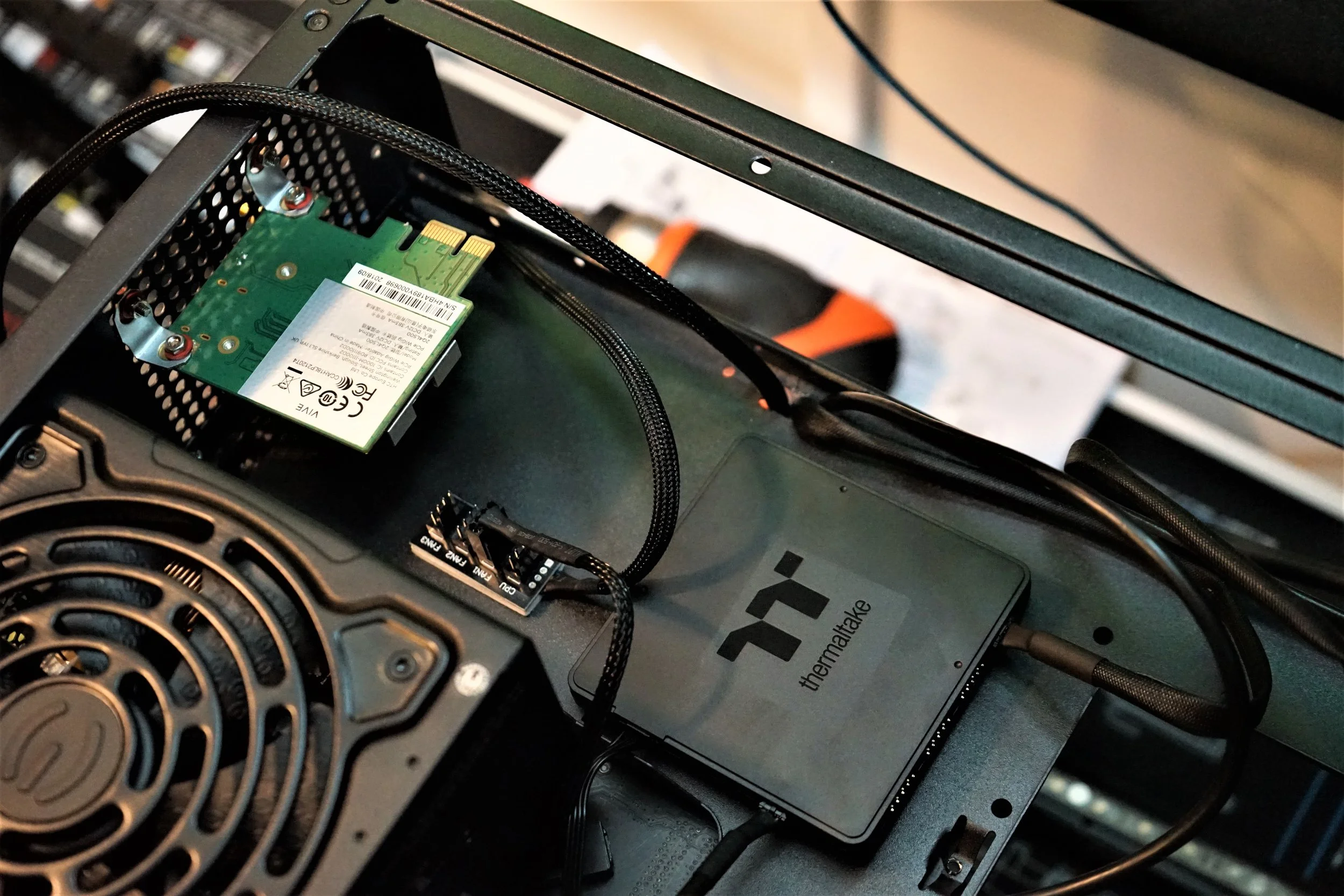 TT RGB HUB for the front 200mm fan controll