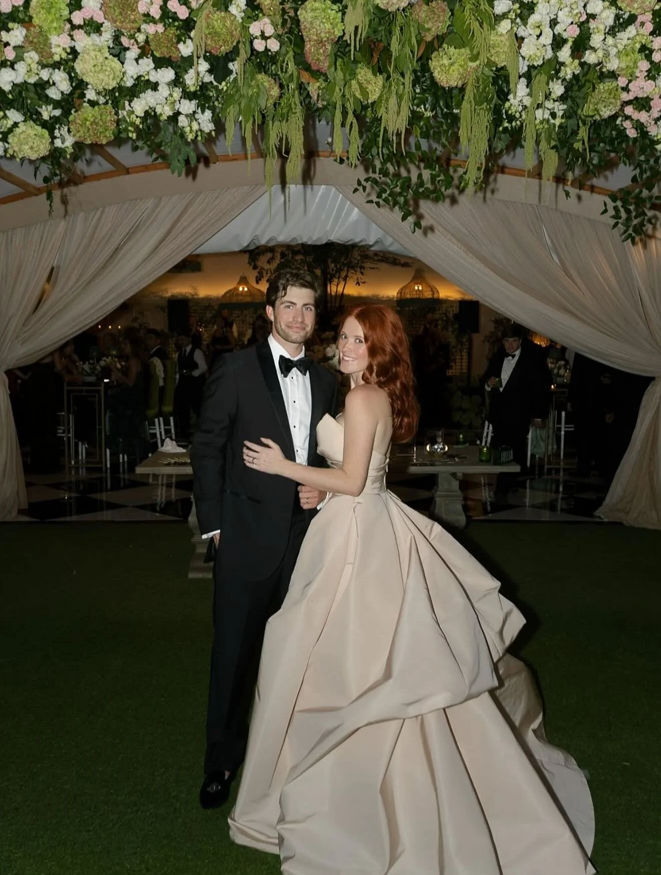 Happy @moniquelhuillierbride Monday! Riley looking absolutely stunning in Issa! 🌸 xo WB 💋