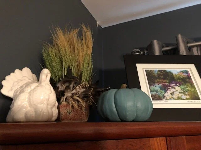 Mary Ellen proves that even cool-toned colors like blue can look autumnal with the right decor!