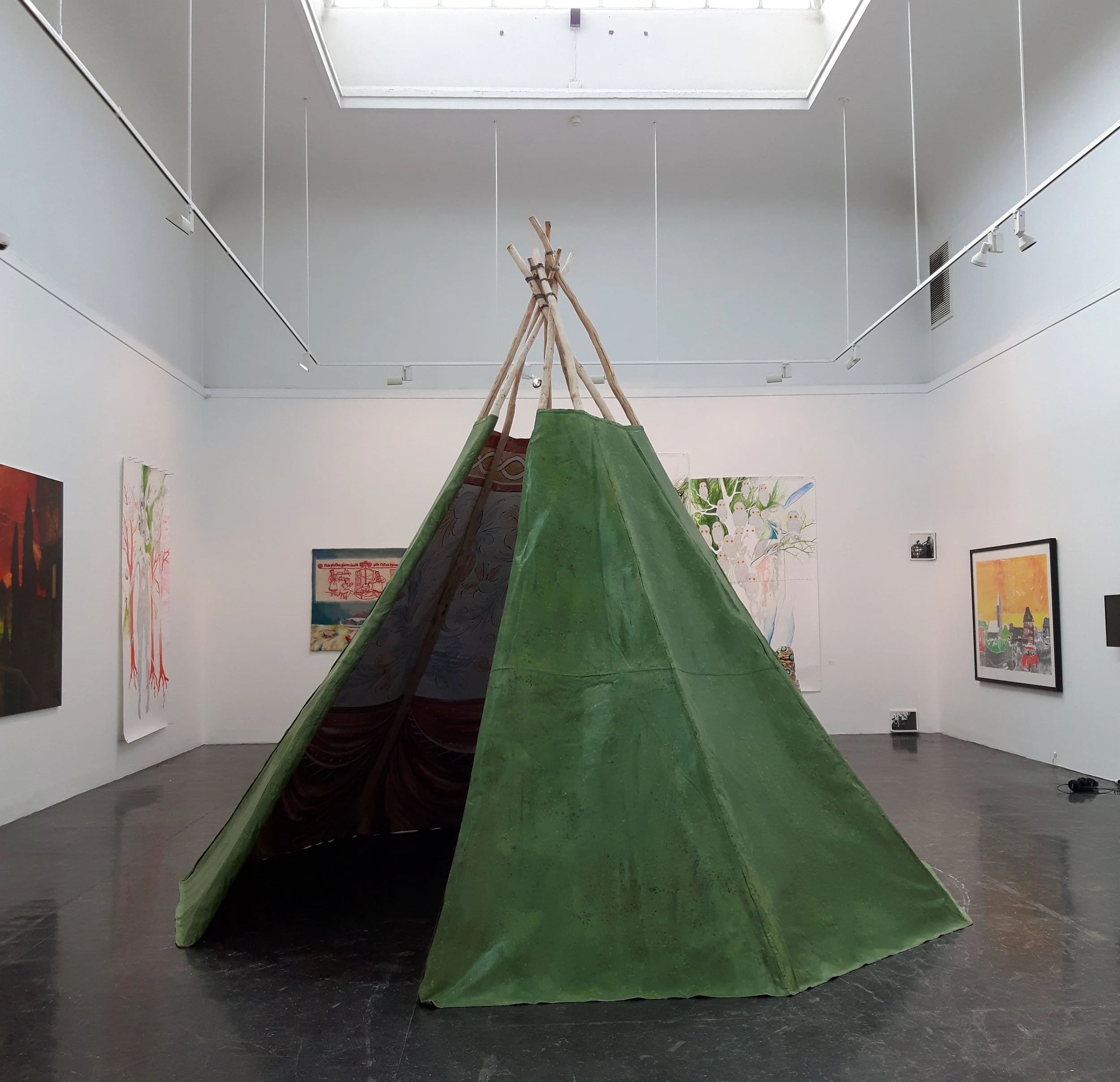 Hortus Conclusus trona verkeleg i den staseleg overlyssalen på Kunstnerenes Hus.