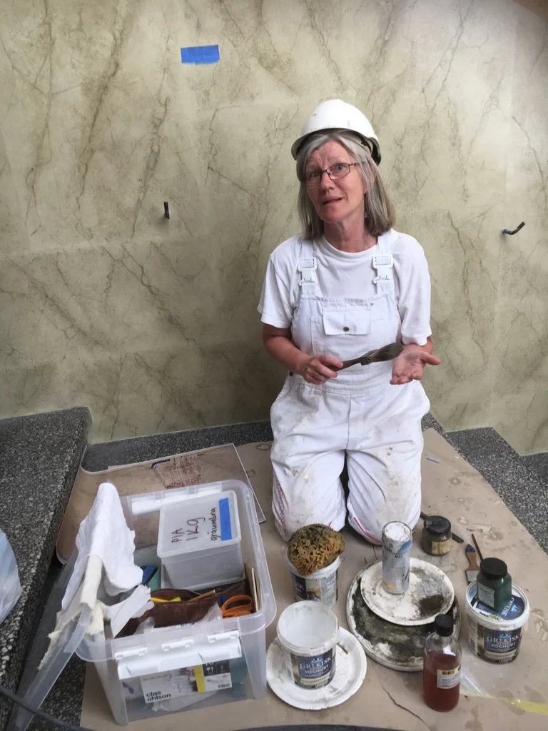 I trappehallen med pigment, oljer og utstyr til marmorering. Foto: Grethe Unstad