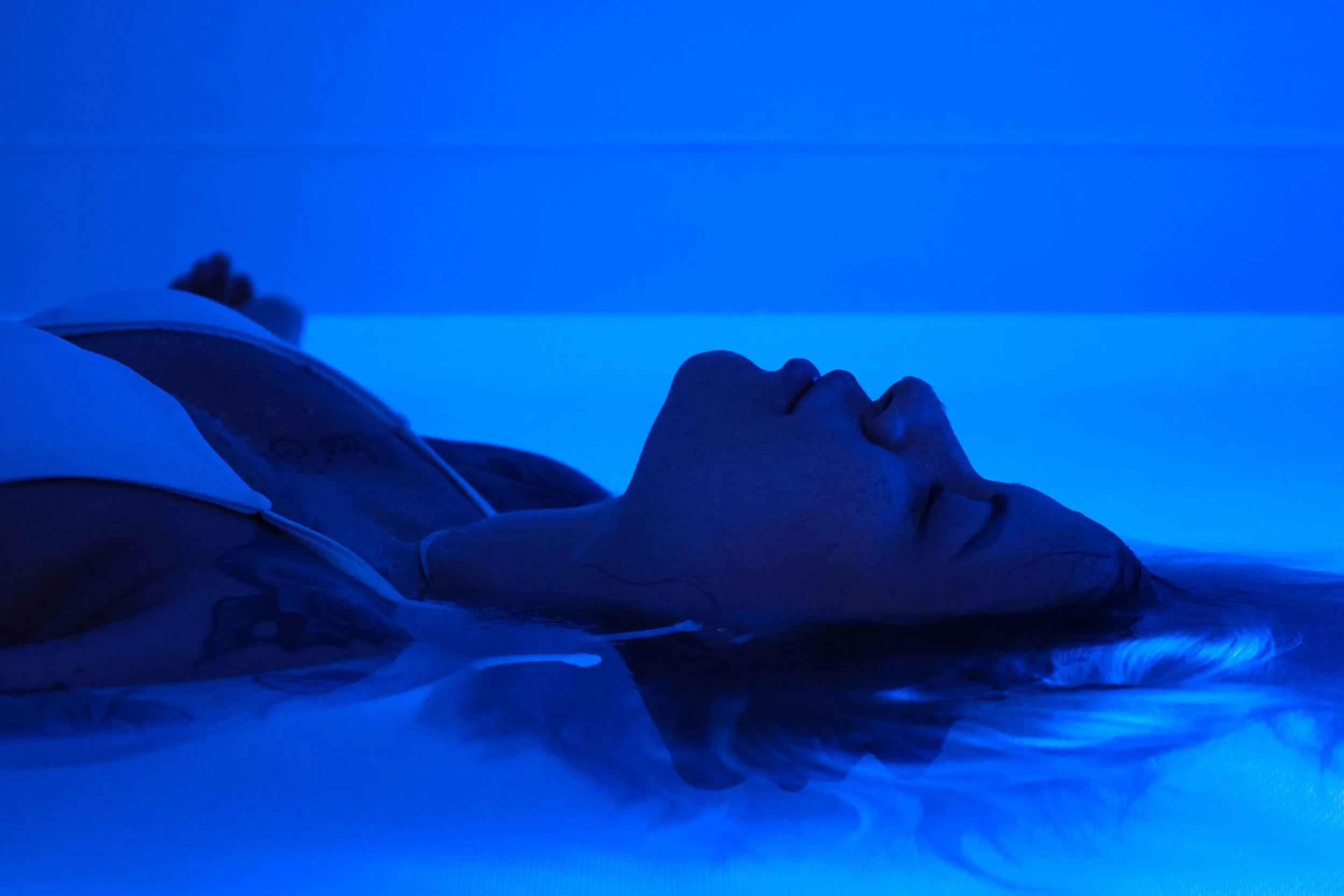girl realxing in float tank at therakneads eldersburg and westminster