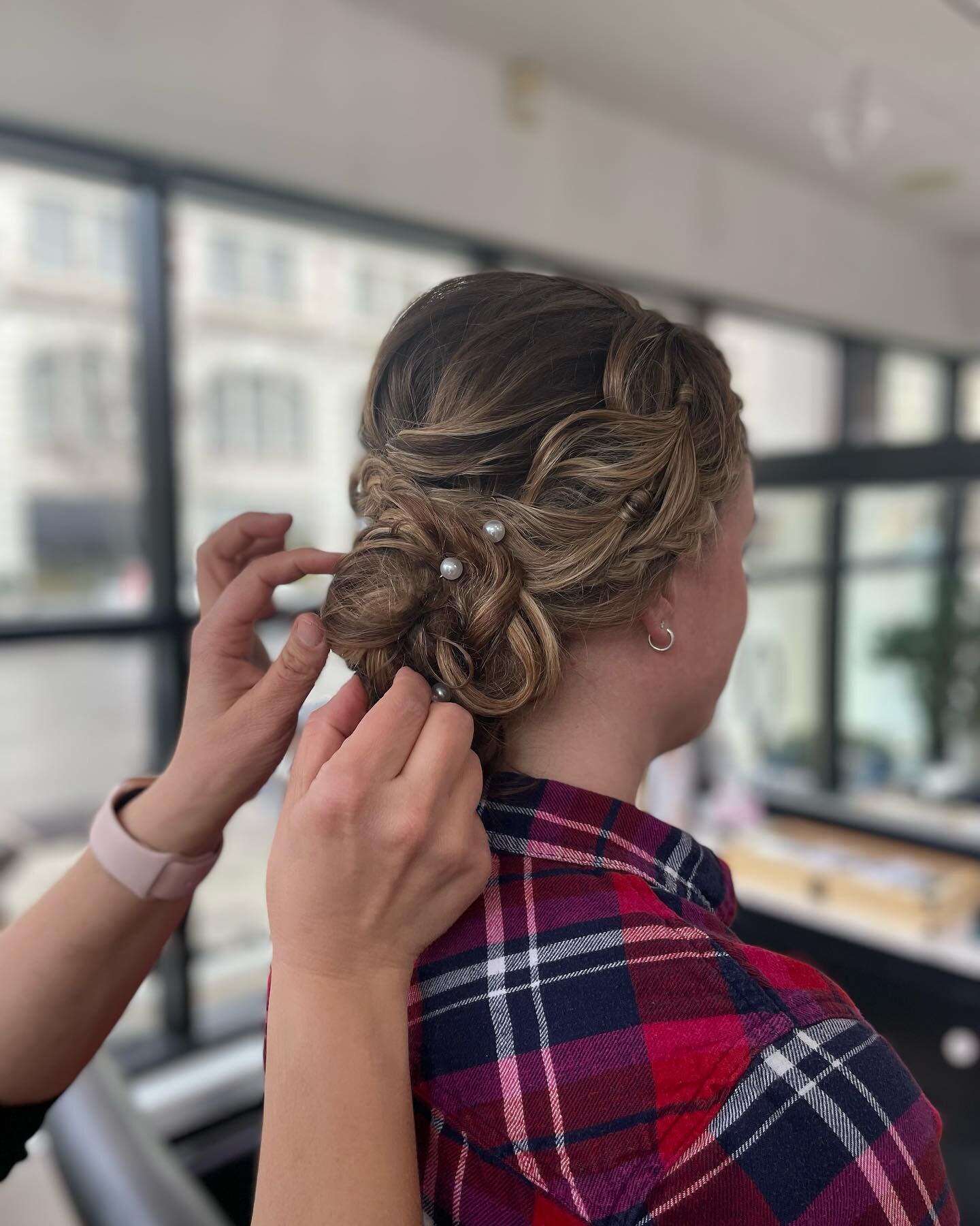 💍Wedding Season is upon us! ✨We are happy to help you with your Wedding Hair &amp; Make-up! 💋This beautiful Bride&rsquo;s Hair was styled by Lindsay, our in-house Wedding Hair &amp; Make-up Guru! 🤩✨
Contact us if you have any questions for your up